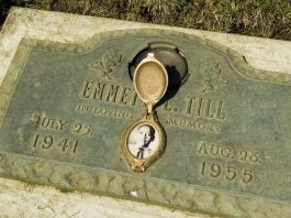 Fotografía de archivo de la lápida con la fotografía de Emmett Till, un adolescente negro asesinado en 1955 en el estado de Misisipi en uno de los episodios más brutales del racismo de EE.UU. EFE/TANNEN MAURY
