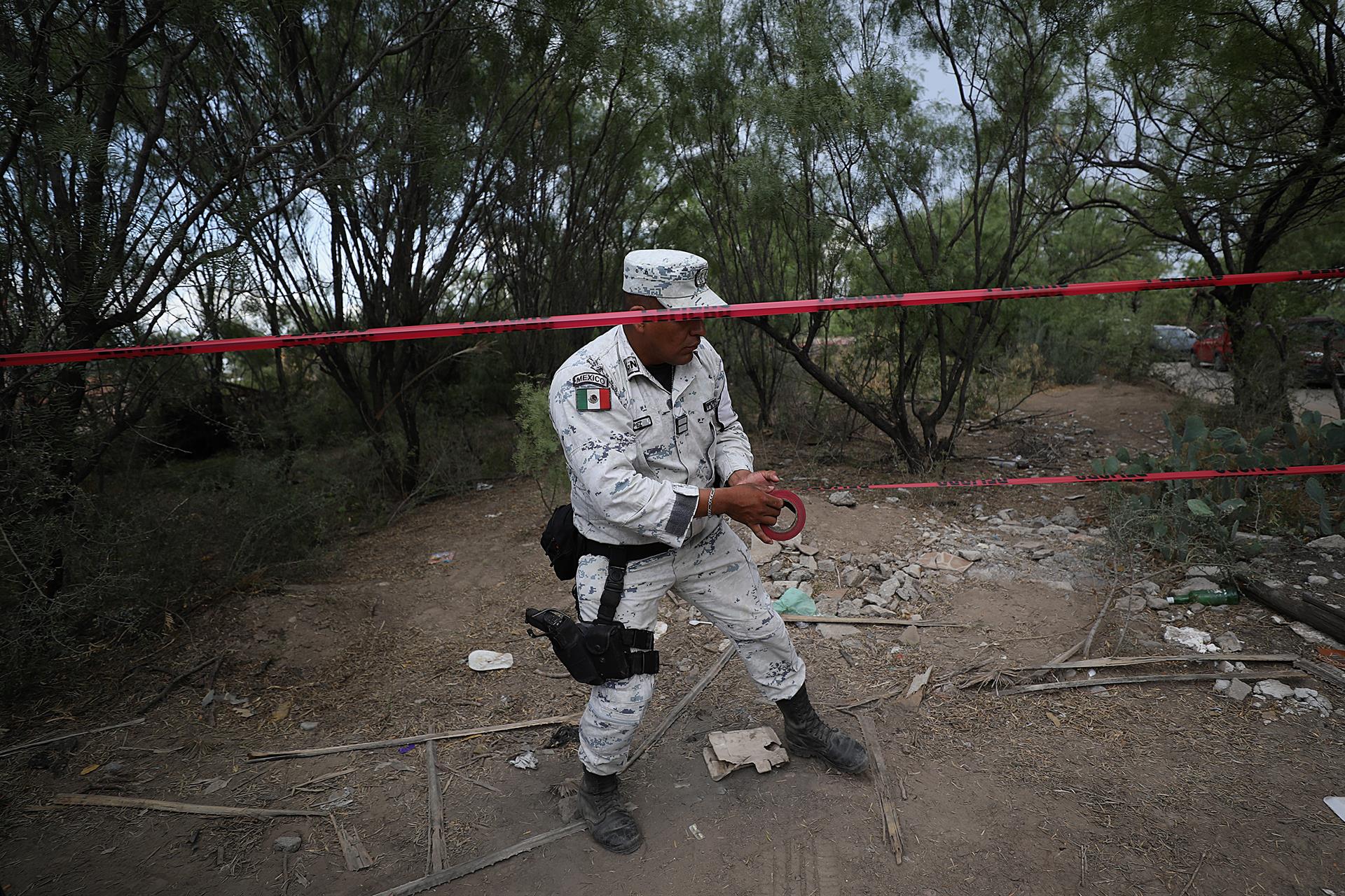 Un miembro de la Guardia Nacional resguarda la zona donde se encuentran 10 mineros atrapados, hoy en el municipio de Sabinas en Coahuila (México). EFE/Antonio Ojeda
