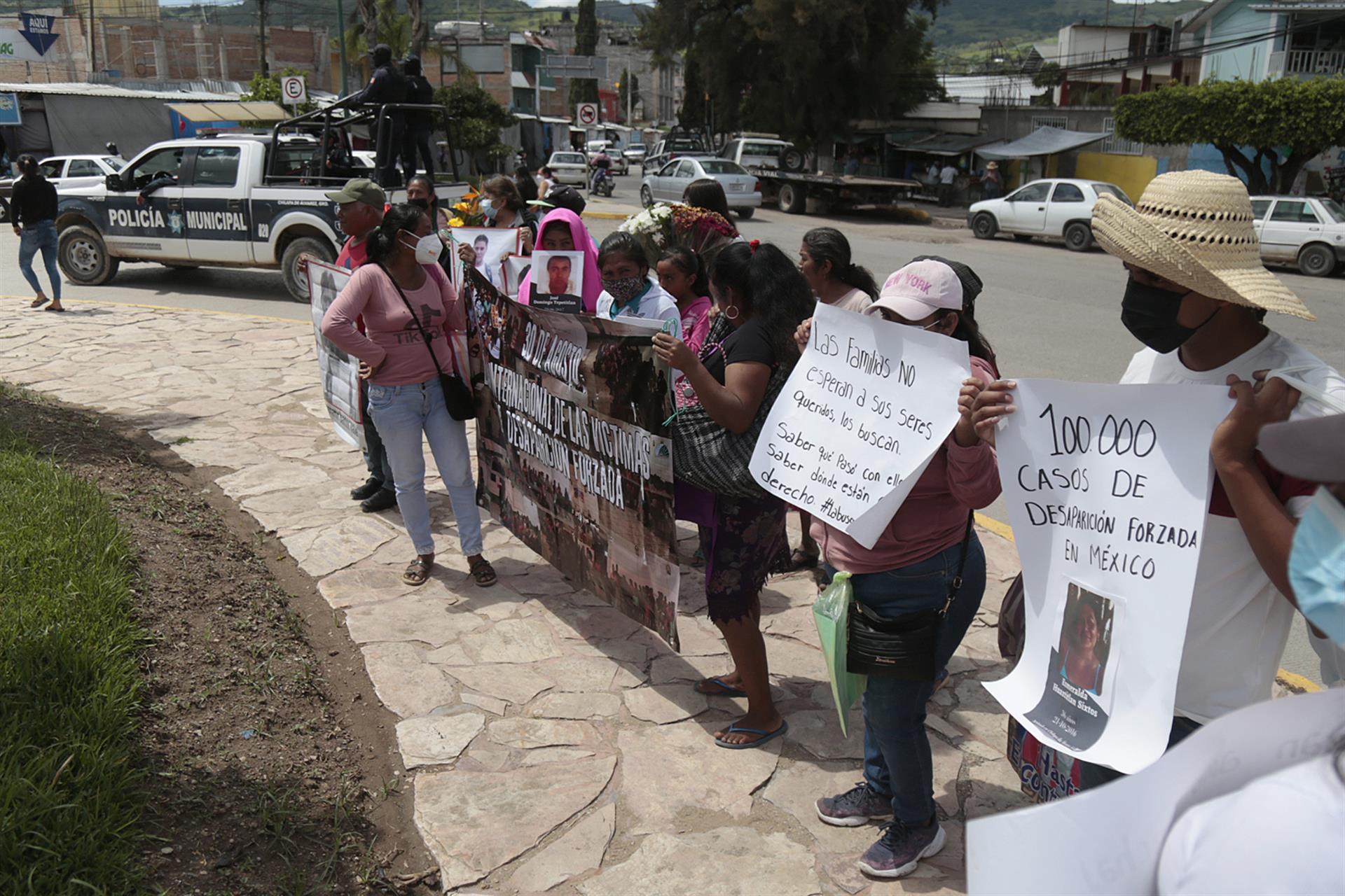 Familiares de desaparecidos se manifiestan hoy en el marco del Día Internacional de las Víctimas de Desapariciones Forzadas, en el municipio de Chilapa de Álvarez, Guerrero (México). EFE/José Luis de la Cruz
