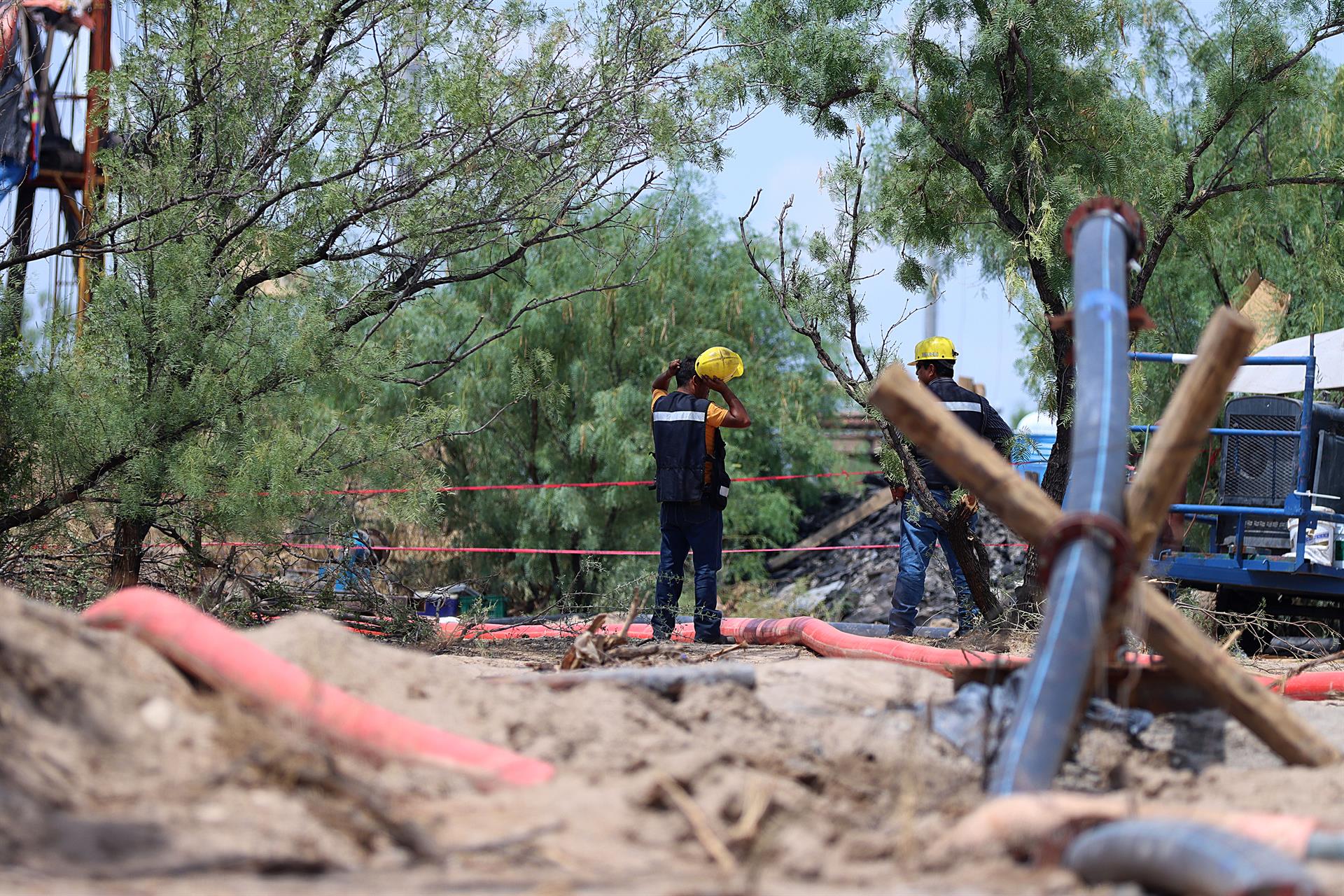 Personal de emergencia trabajan en el rescate de los 10 mineros atrapados en una mina, en el municipio de Sabinas (México). EFE/ Antonio Ojeda
