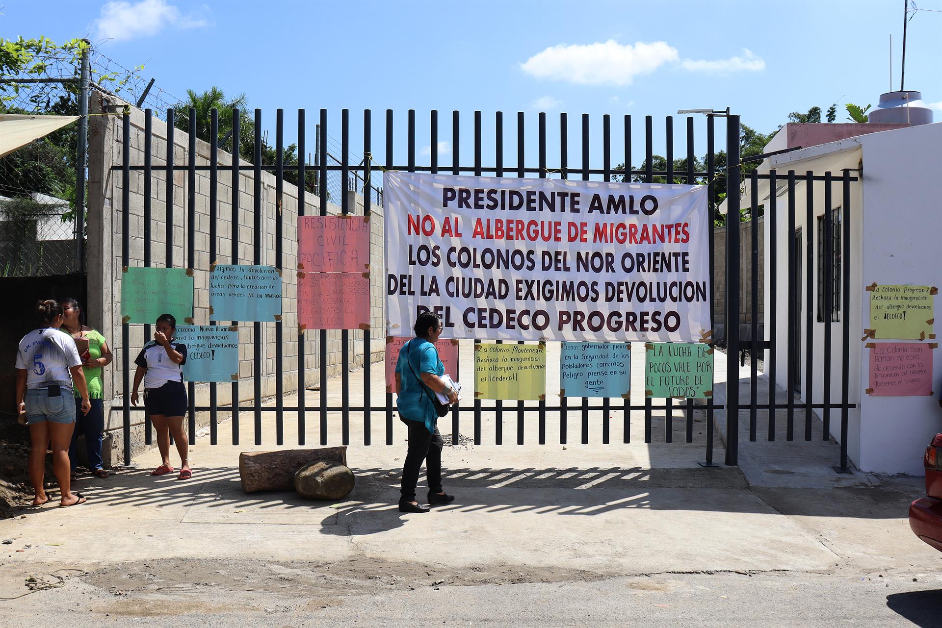 Un grupo de personas se manifiestan hoy, frente a las instalaciones del Centro de Desarrollo Comunitario de la ciudad de Tapachula, estado de Chiapas (México). EFE/Juan Manuel Blanco

