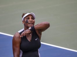 La tenista estadounidense Serena Williams fue registrada este lunes, al enfrentarse a la española Nuria Párrizas Díaz, durante un partido del Masters de Canadá, en Toronto (Canadá). EFE/Julio César Rivas
