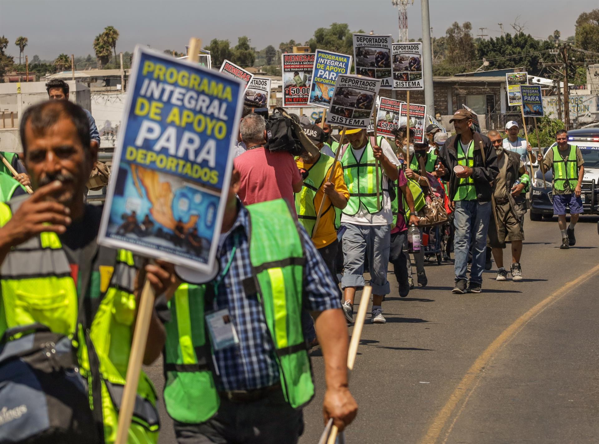 Un grupo de migrantes participa en una protesta hoy, en la ciudad fronteriza Tijuana, Baja California (México). EFE/ Joebeth Terriquez

