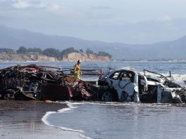 Fotografía de archivo que muestra a un bombero revisando vehículos que fueron arrastrados al Océano Pacífico después de que fuertes lluvias causaron deslizamientos mortales en Montecito, California, EE. UU. EFE/MIKE NELSON
