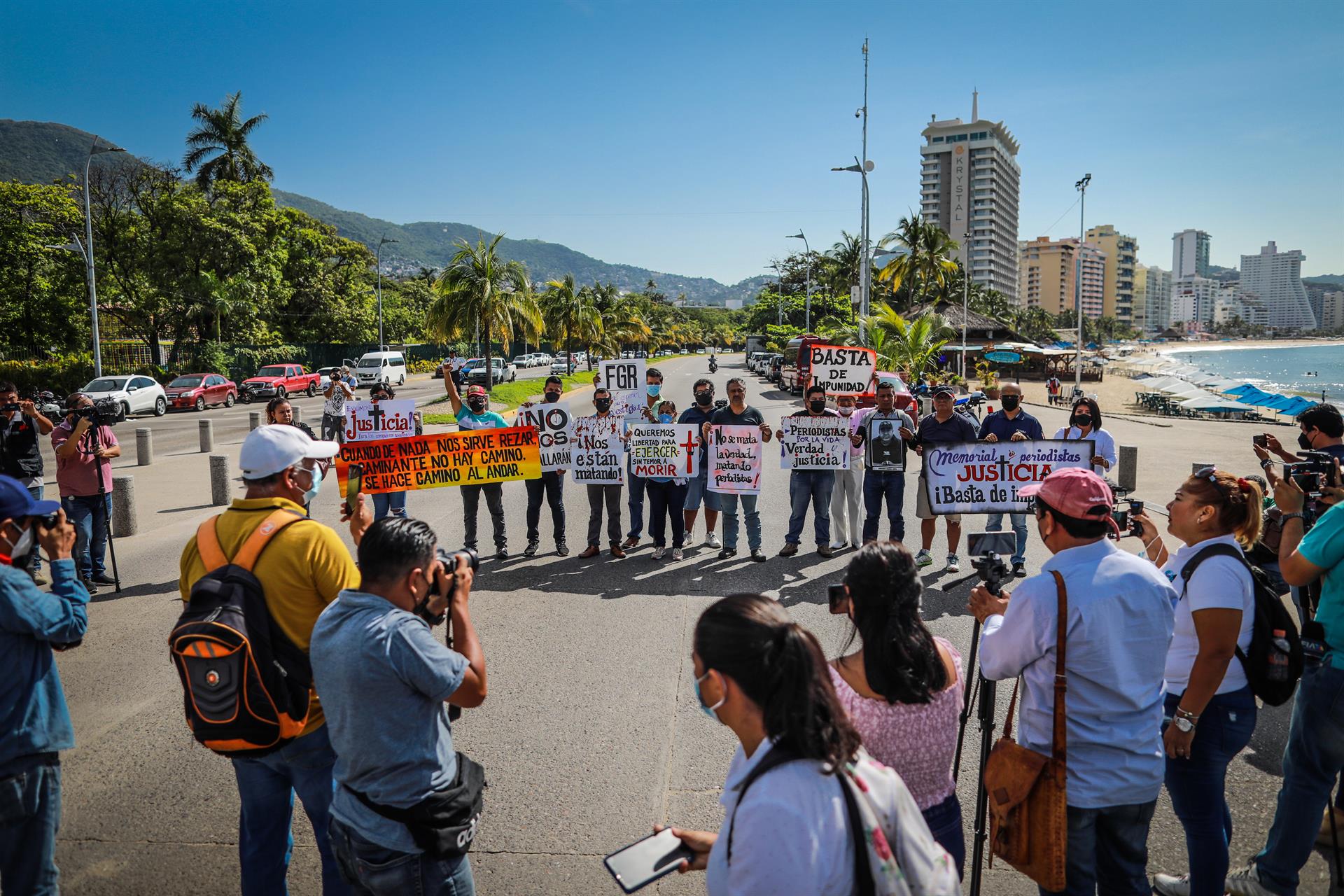 Periodistas de diferentes medios de comunicación protestan en la costera Miguel Alemán hoy, para exigir justicia por el asesinato del colega Fredid Román, en Acapulco, Guerrero (México). EFE/David Guzmán.
