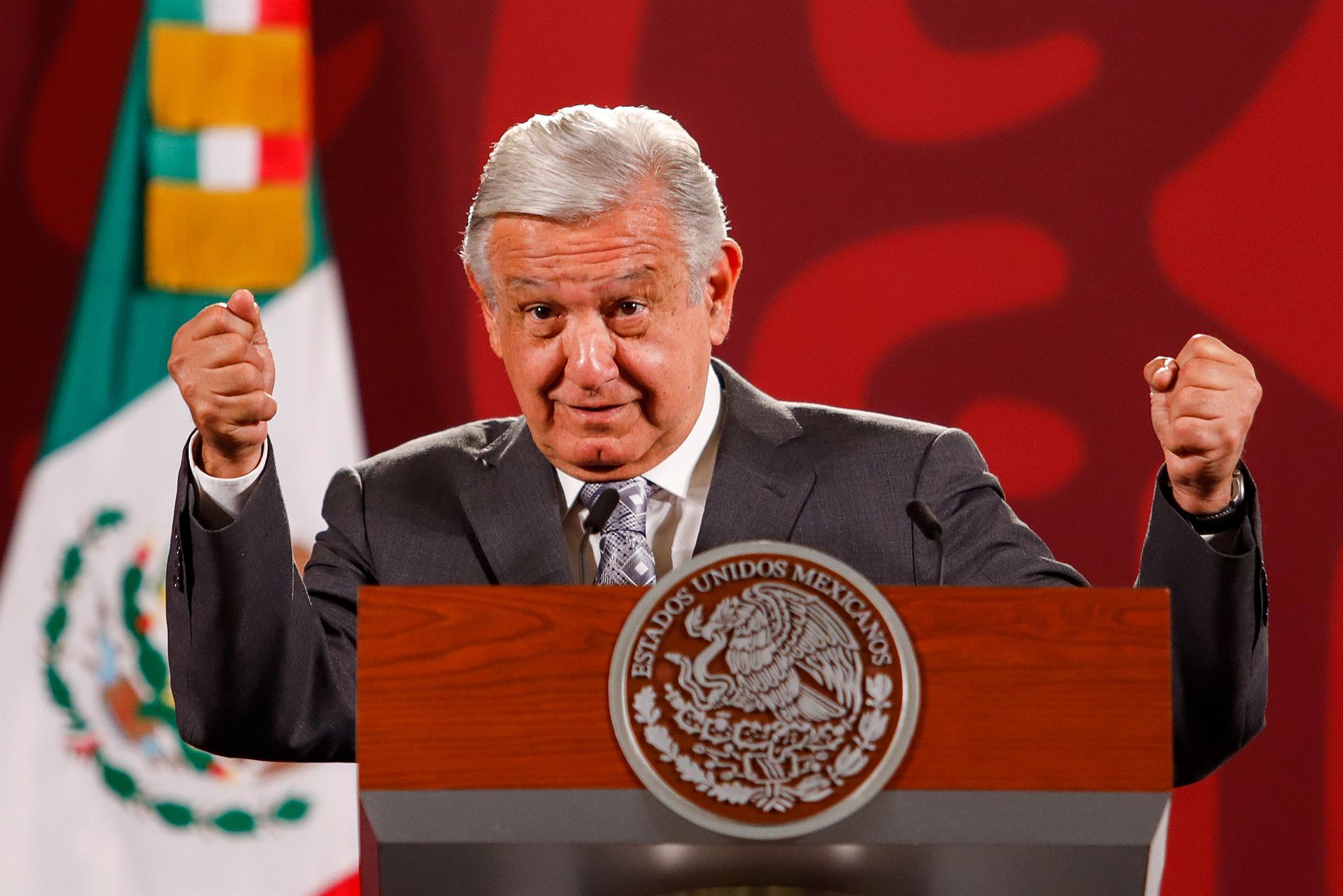 El presidente de México Andrés Manuel López Obrador participa este lunes durante una rueda de prensa en el Palacio Nacional, hoy en Ciudad de México (México). EFE/Isaac Esquivel
