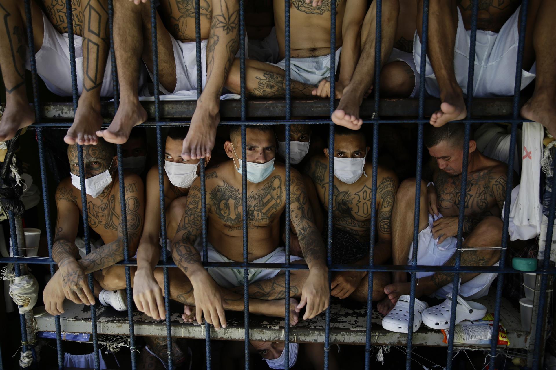 Fotografía de archivo de pandilleros de Barrio 18 que permanecen tras una celda. EFE/ Rodrigo Sura
