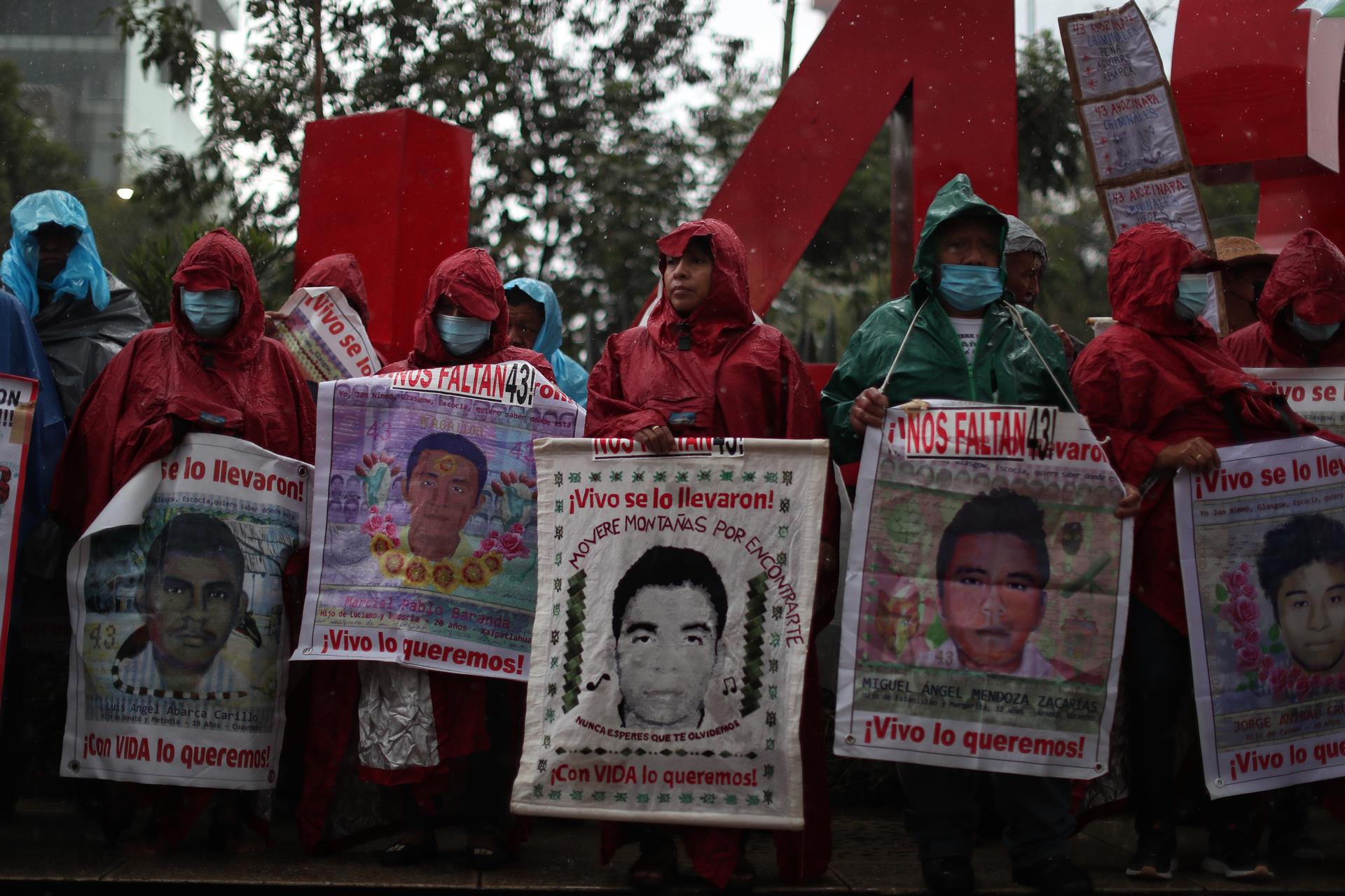 Padres y familiares de los 43 estudiantes desaparecidos de la Escuela Normal 