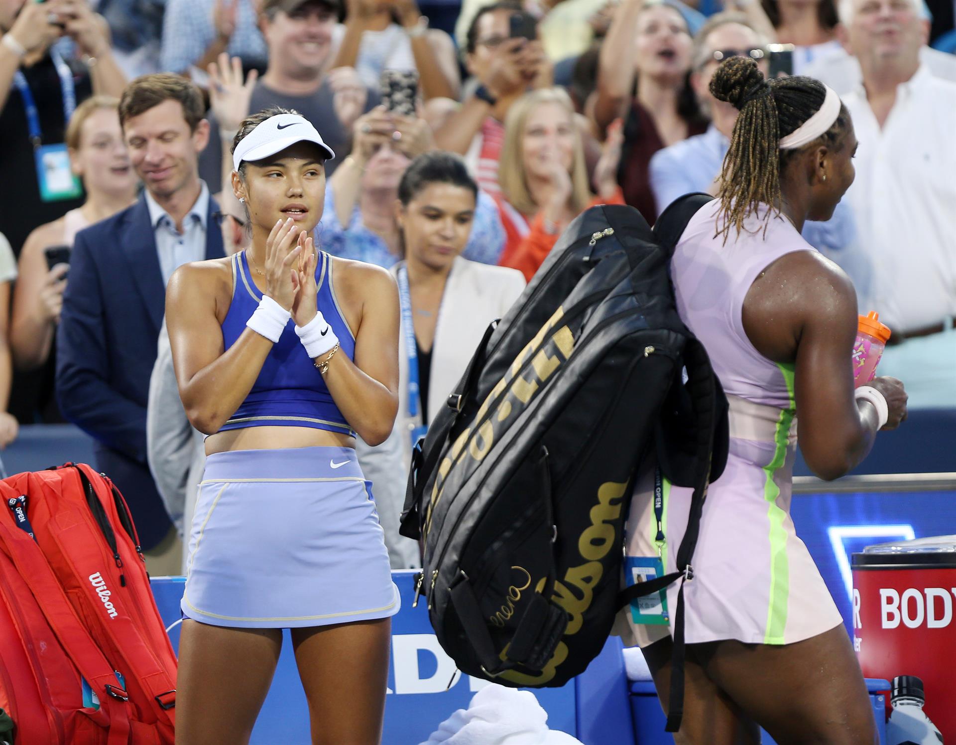 Emma Raducanu (i) de Reino Unido aplaude cuando Serena Williams de los Estados Unidos abandona la cancha después de derrotarla, hoy, durante un partido de la primera ronda del Masters 1.000 de Cincinnati, en el Centro de Tenis Lindner Family Tennis, en Mason (EE.UU.). EFE/ Mark Lyons

