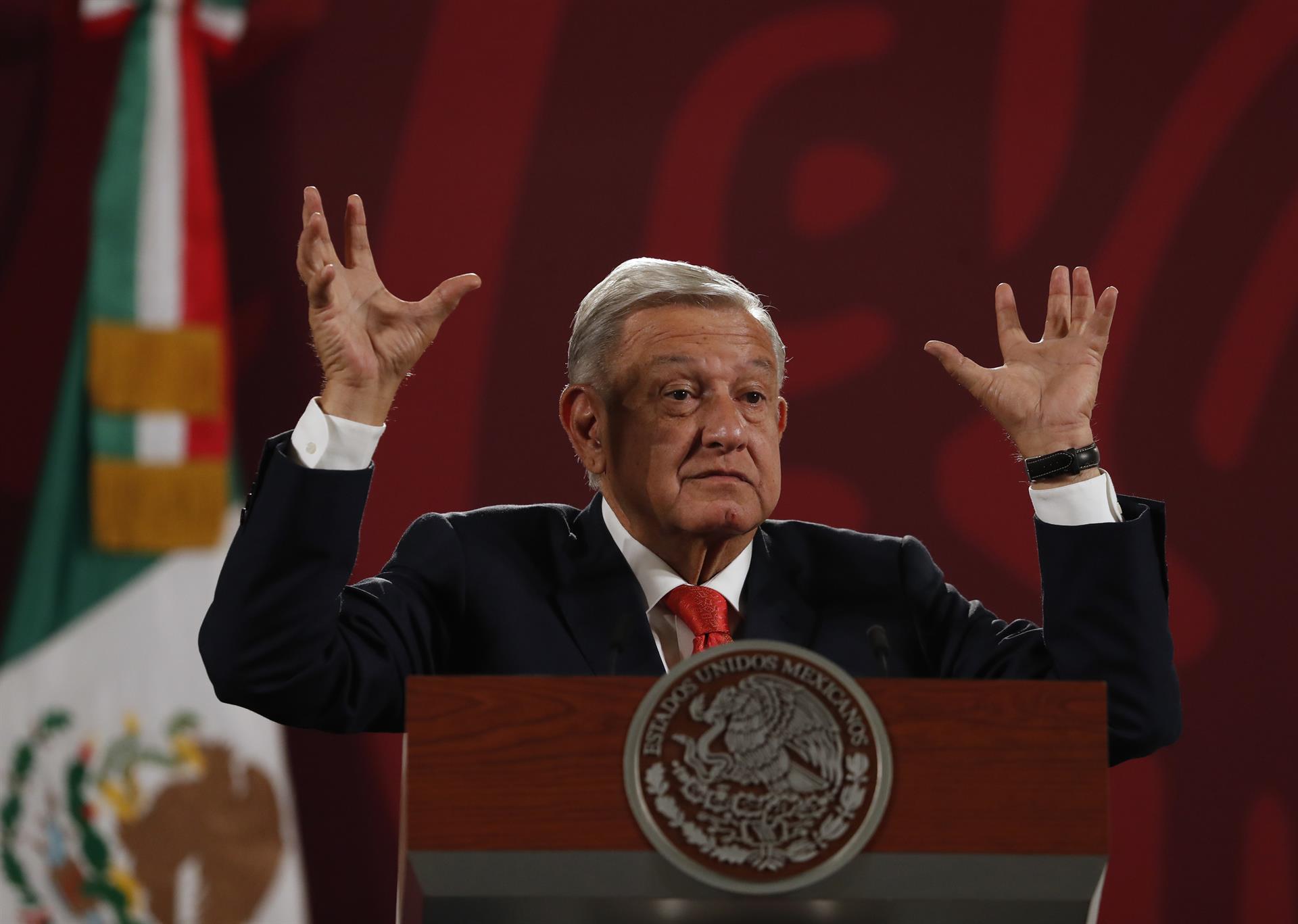 El presidente de México, Andrés Manuel López Obrador, habla durante una rueda de prensa hoy, en el Palacio Nacional, en Ciudad de México (México). EFE/ Mario Guzmán
