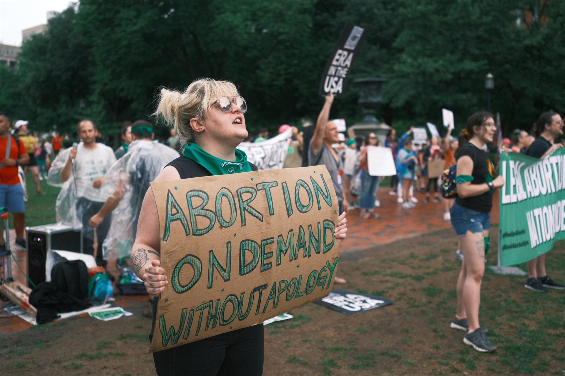 Fotografía de archivo de personas protestando frente a la Casa Blanca para defender el aborto legal, en Washington (EE.UU). EFE/ Jorge Dastis
