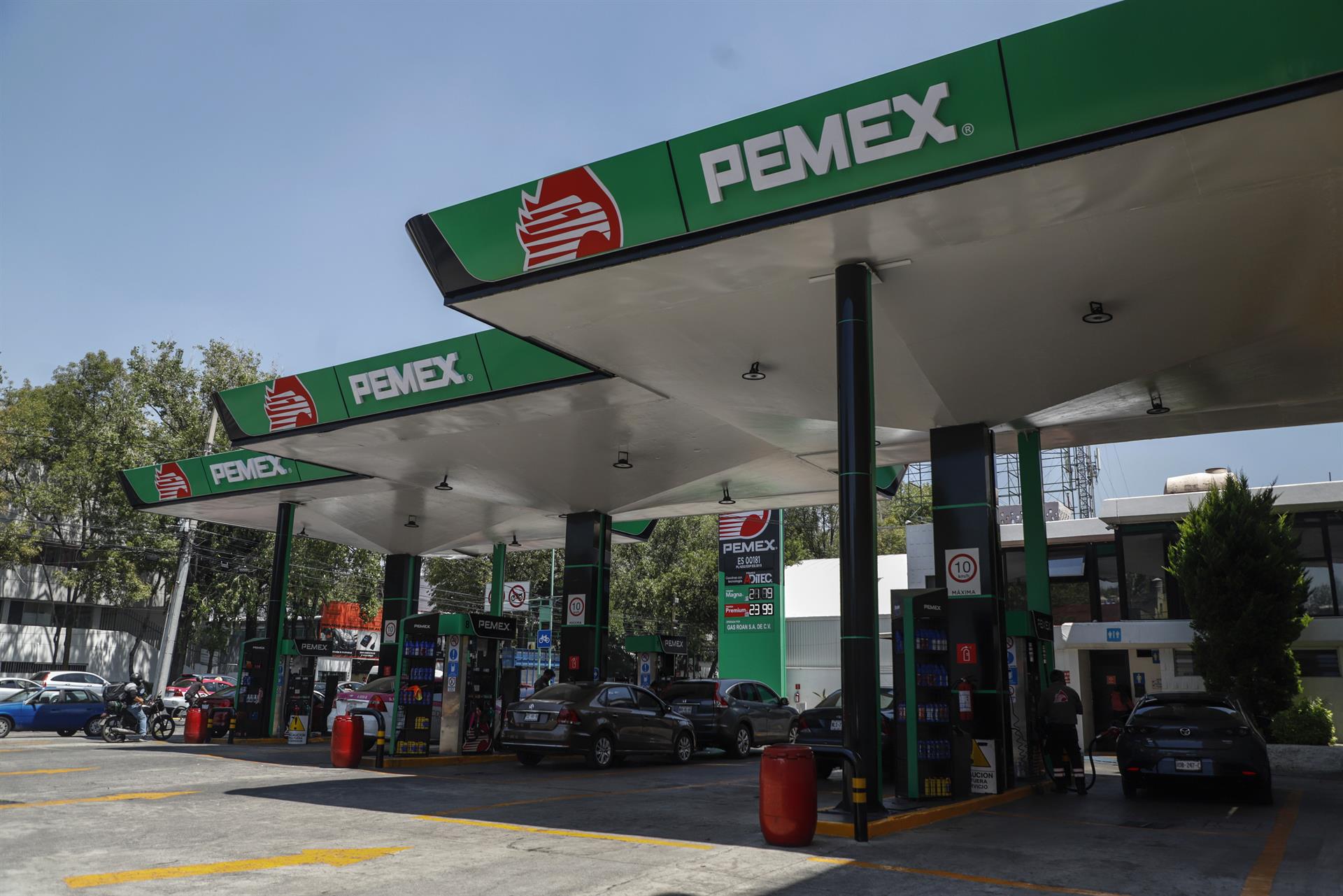 Fotografía de una estación de gasolina de Petróleos Mexicanos (Pemex) hoy, en la Ciudad de México. EFE/ Isaac Esquivel
