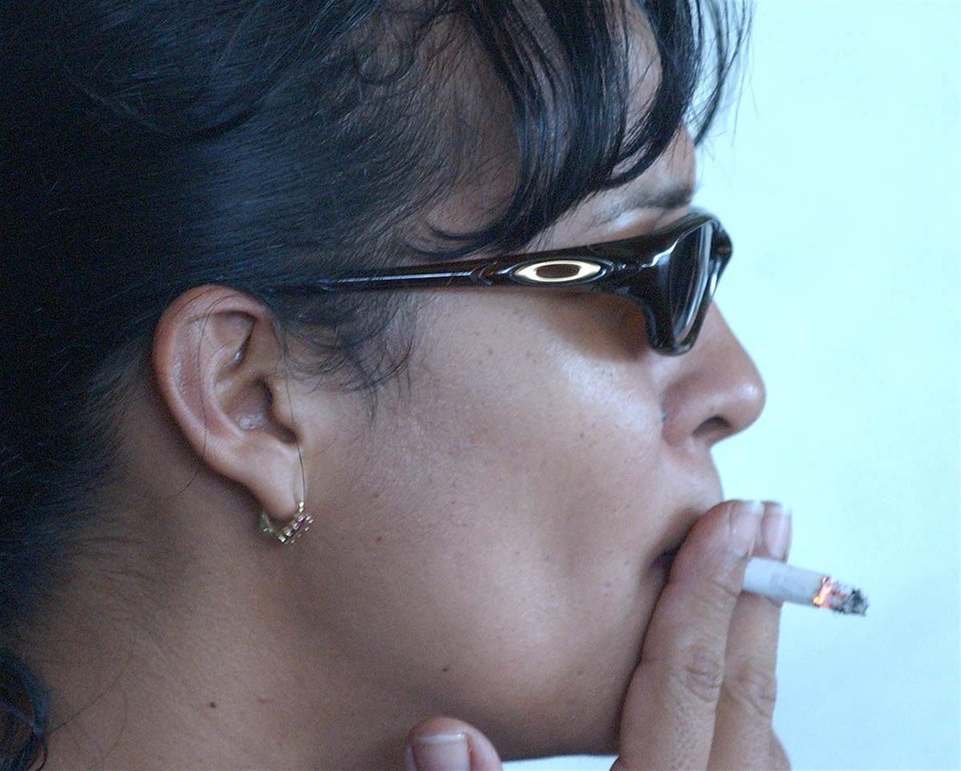 Fotografía de archivo de una fumadora. EFE/hep
