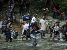 Fotografía del 28 de septiembre de 2021 que muestra a migrantes haitianos en su camino hacia Panamá por el Tapón del Darién en Acandi (Colombia). EFE/ Mauricio Dueñas Castañeda
