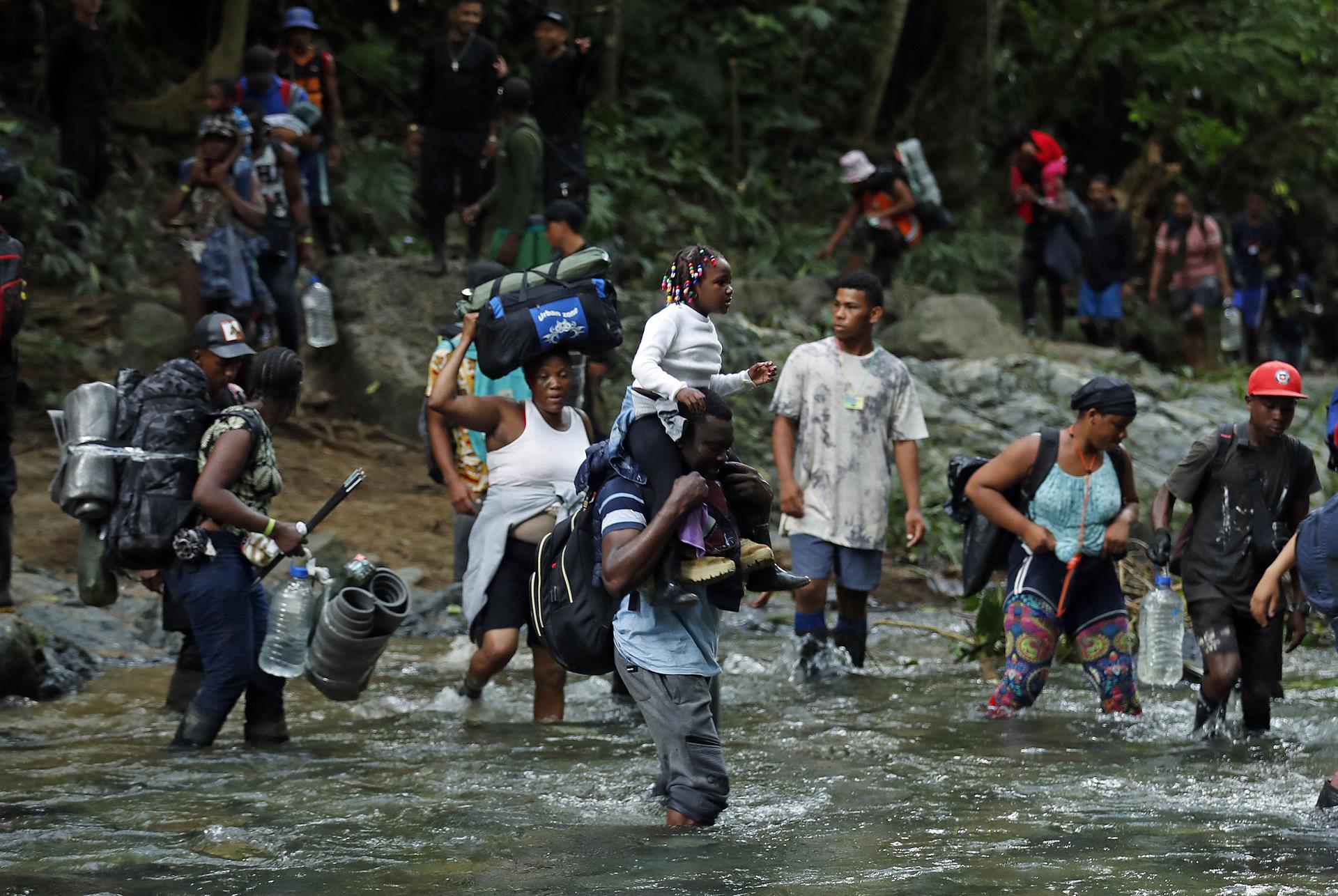 Fotografía del 28 de septiembre de 2021 que muestra a migrantes haitianos en su camino hacia Panamá por el Tapón del Darién en Acandi (Colombia). EFE/ Mauricio Dueñas Castañeda
