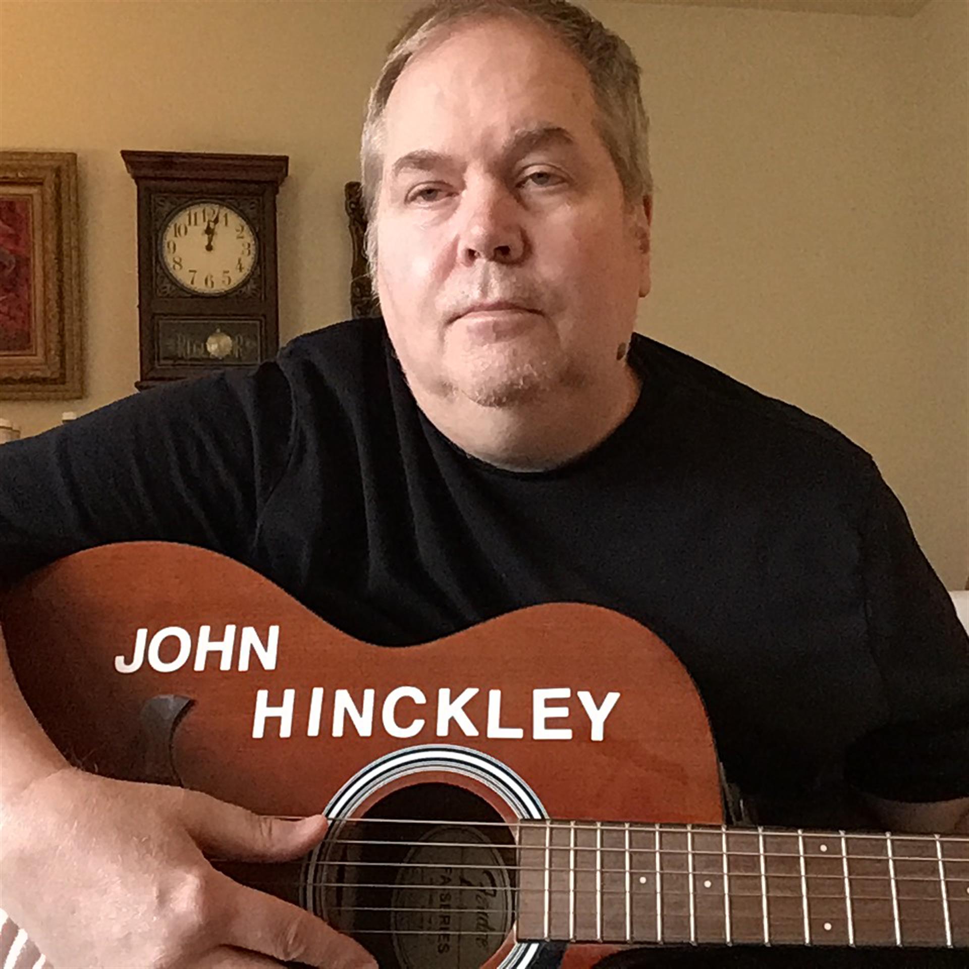 Fotografía personal cedida por John Hinckley en la que aparece con su guitarra. De intentar matar a Ronald Reagan para impresionar a Jodie Foster a componer canciones que promueven 
