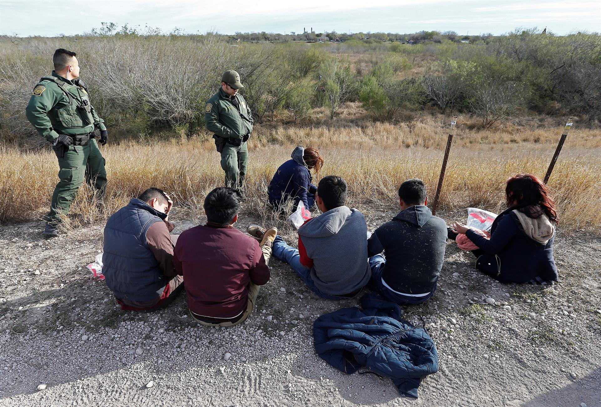 Agentes de la Patrulla Fronteriza de los Estados Unidos rescatan a varios inmigrantes. Imagen de archivo. EFE/Larry W. Smith
