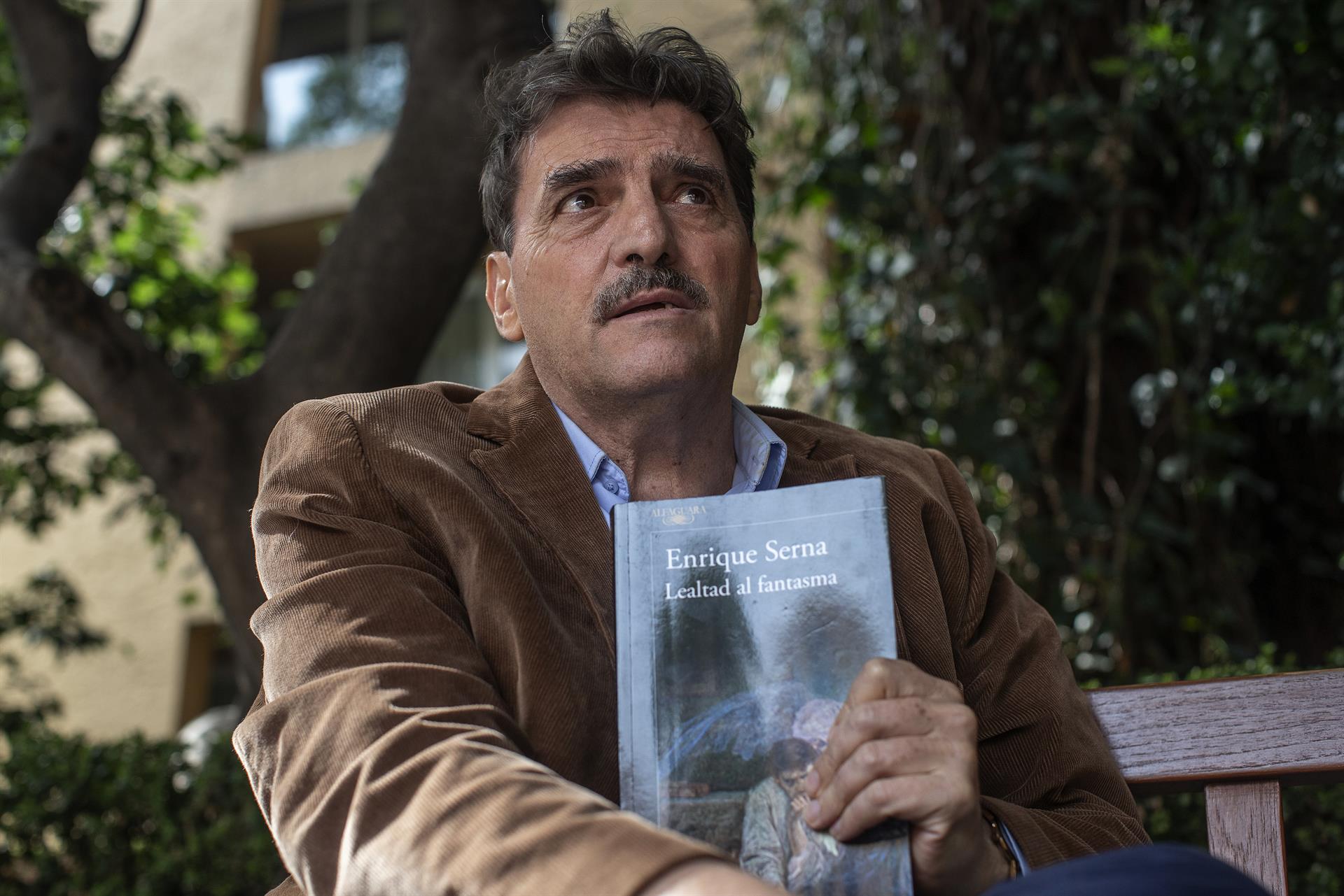 El escritor mexicano, Enrique Serna, habla durante entrevista con Efe, ayer en la Ciudad de México (México). EFE/Isaac Esquivel
