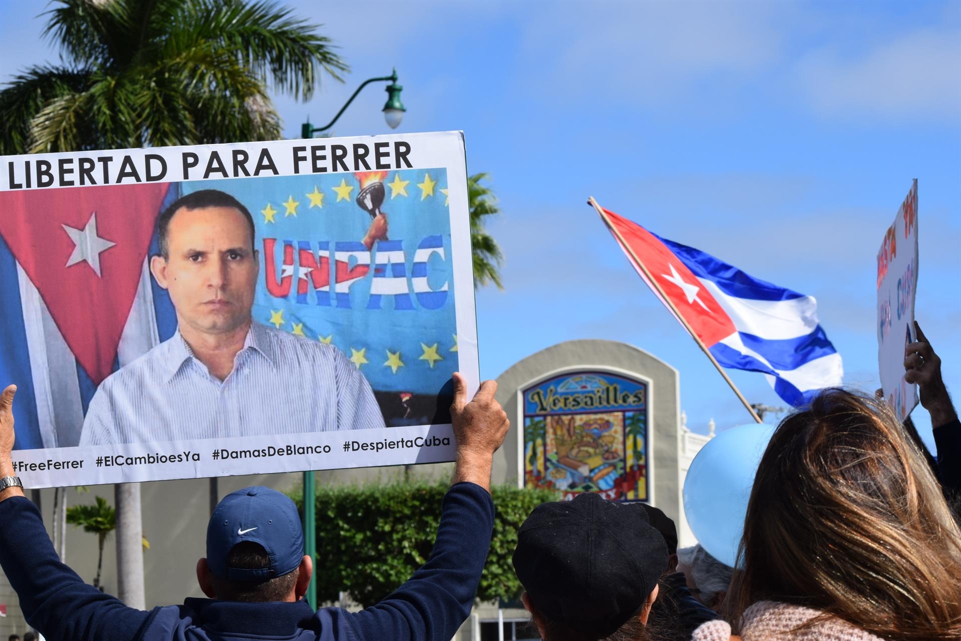 Varias personas se reúnen en Miami, Florida (EE.UU.) para pedir por la libertad del opositor cubano José Daniel Ferrer. Imagen de archivo. EFE/ Jorge Pérez
