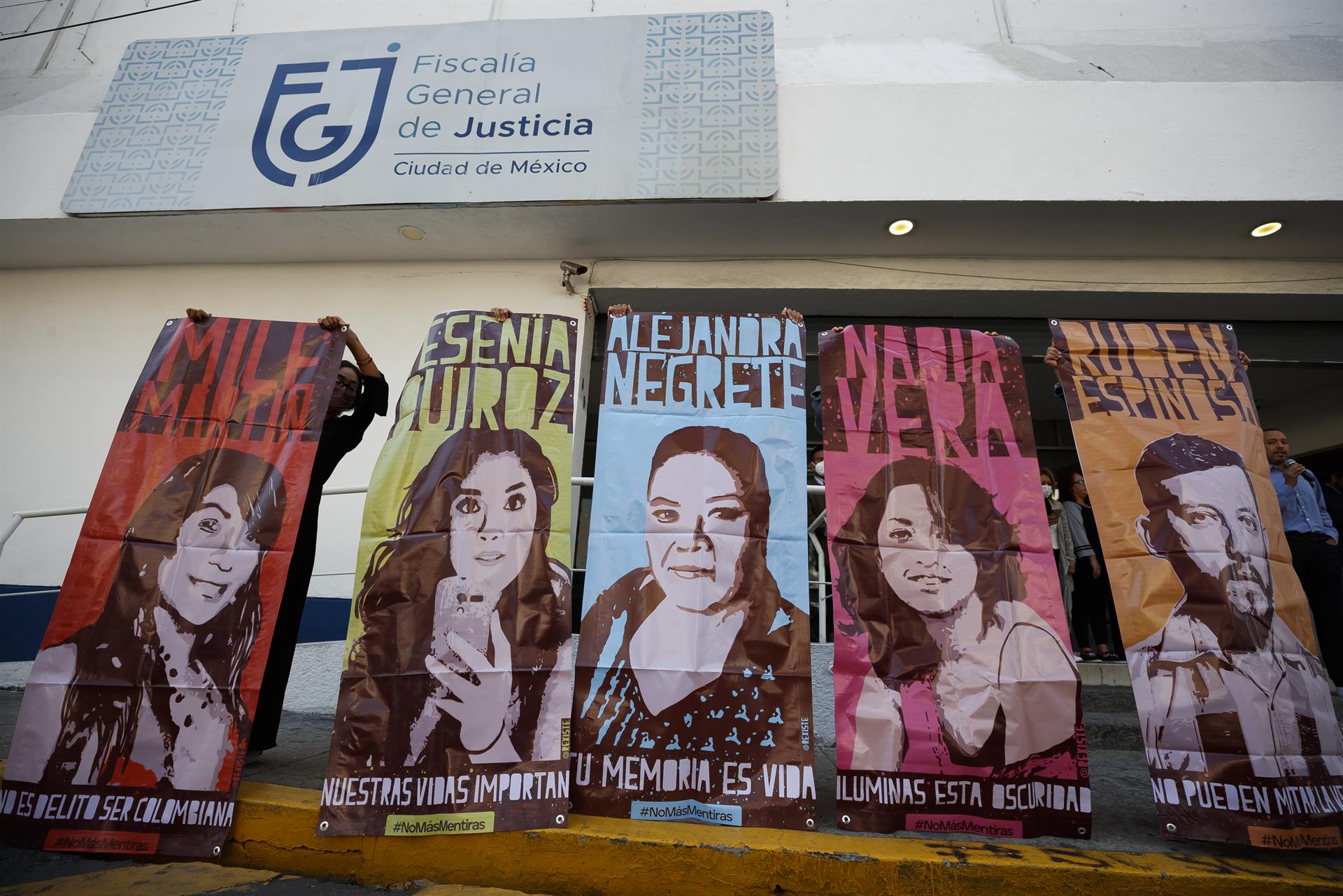 Vista hoy de los retratos de las víctimas del caso Narvarte, durante una manifestación de familiares, amigos y activistas frente a la Fiscalía General de Justicia de la Ciudad de México (México). EFE/José Méndez
