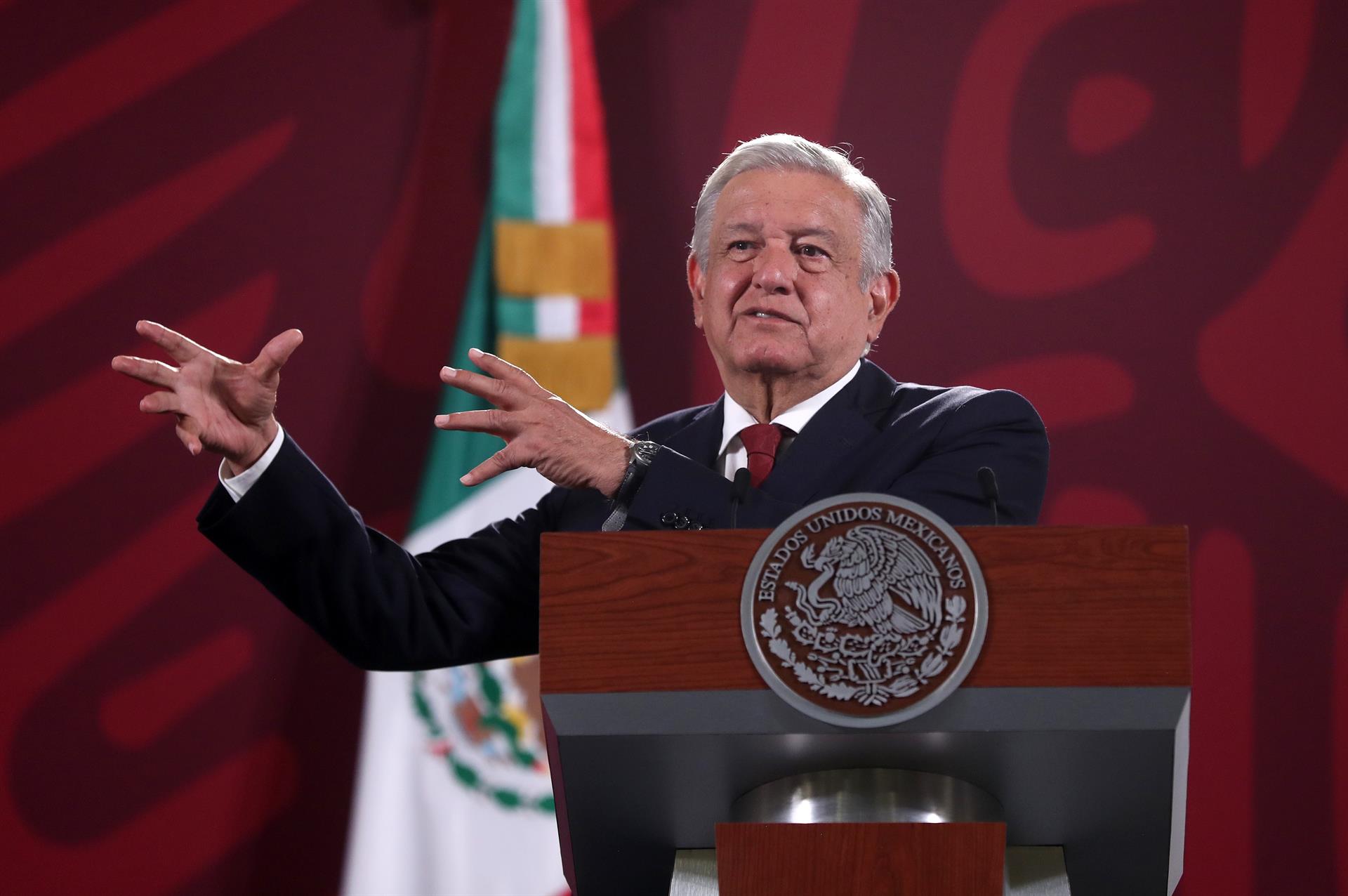 El presidente de México, Andrés Manuel López Obrador, habla durante una rueda de prensa hoy, en el Palacio Nacional, en Ciudad de México (México). EFE/Sáshenka Gutiérrez
