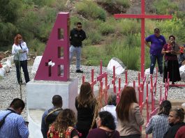 Familiares y amigos de víctimas de violencia, e integrantes de la red mesa de mujeres inauguran hoy el memorial “Latidos de un corazón resiliente” en Ciudad Juárez, Chihuahua (México). EFE/Luis Torres
