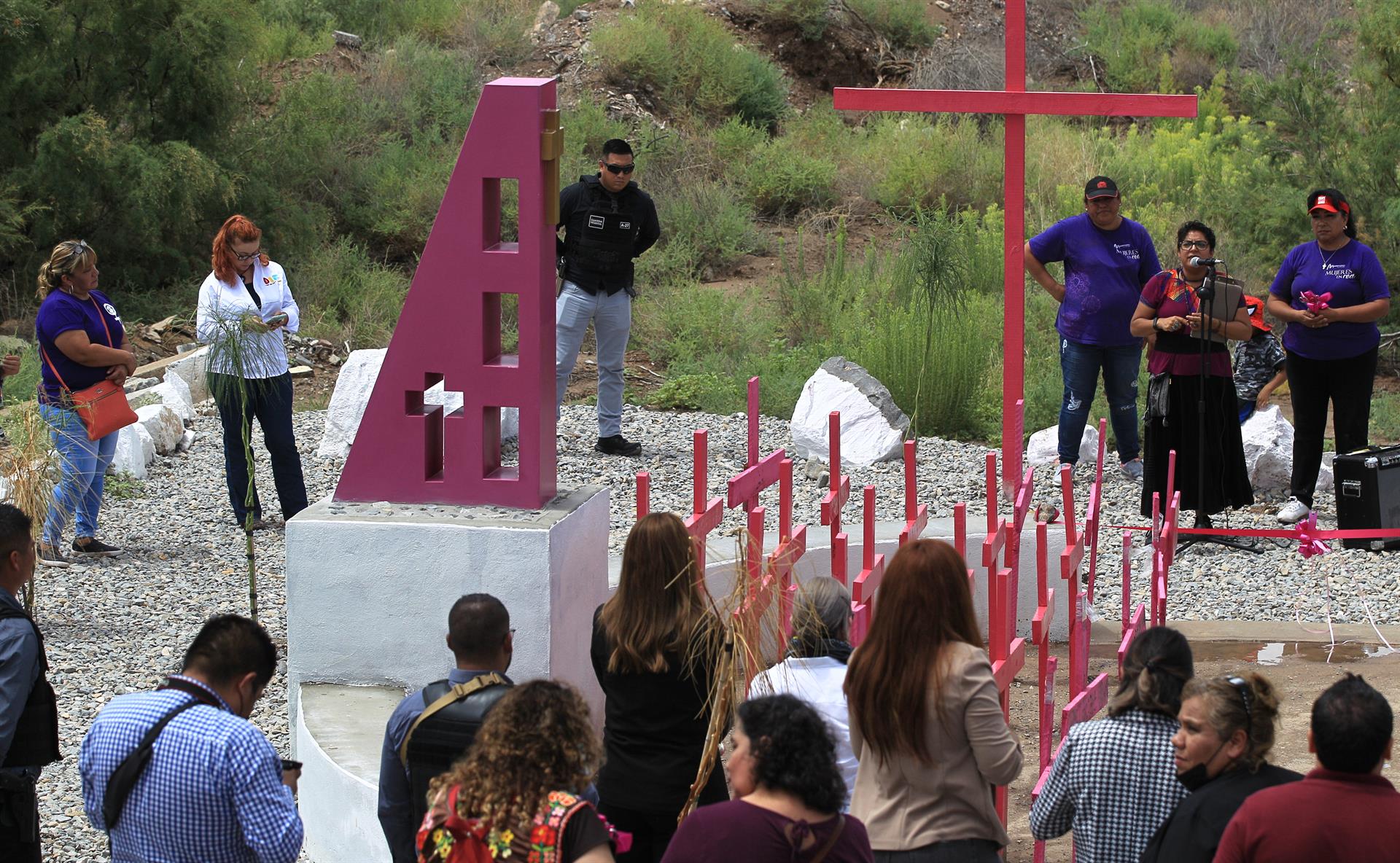 Familiares y amigos de víctimas de violencia, e integrantes de la red mesa de mujeres inauguran hoy el memorial “Latidos de un corazón resiliente” en Ciudad Juárez, Chihuahua (México). EFE/Luis Torres
