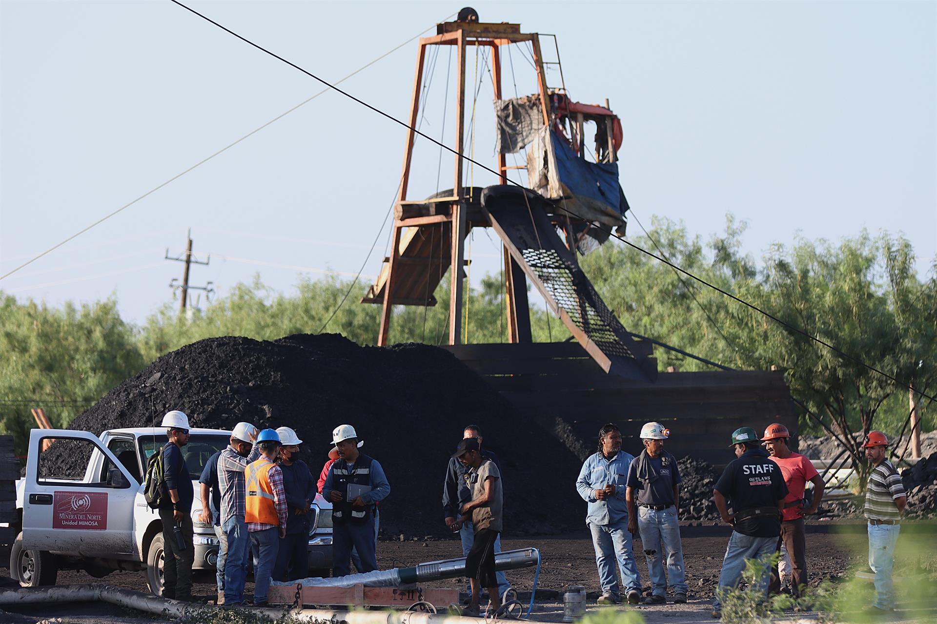 Varias personas trabajan en el rescate de 10 mineros atrapados en la zona donde se encuentran, en el municipio de Sabinas (México). EFE/ Antonio Ojeda
