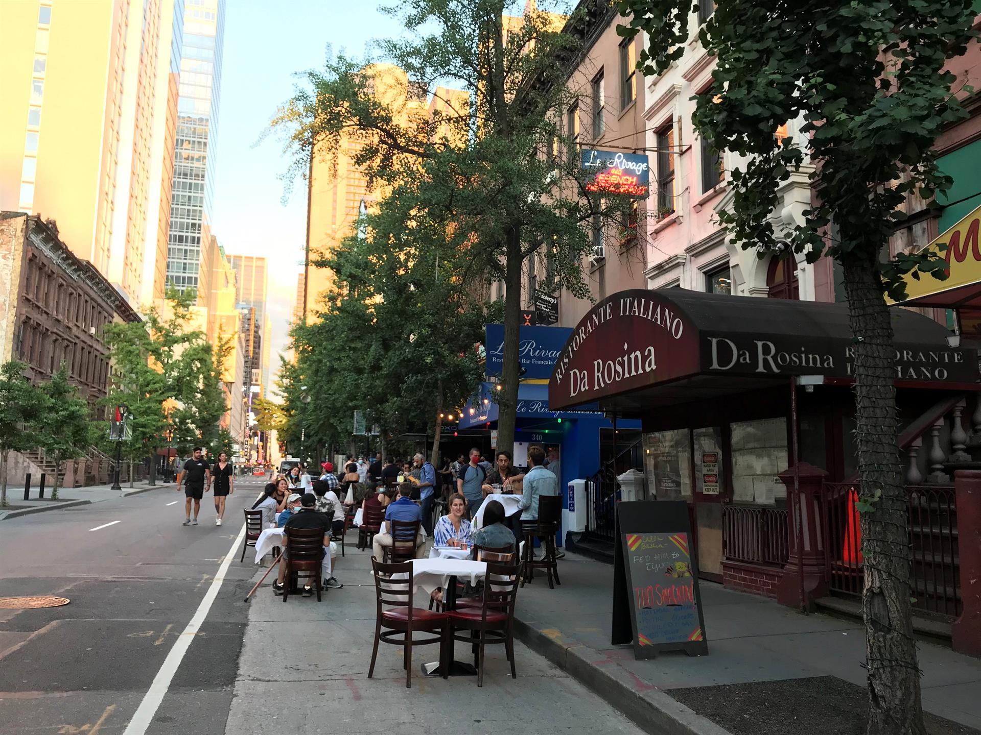 Imagen de archivo que muestra a varias personas comiendo en la terraza del restaurante italiano Da Rosina en el barrio de Hell's Kitchen, en Nueva York (EE.UU). EFE/Nora Quintanilla
