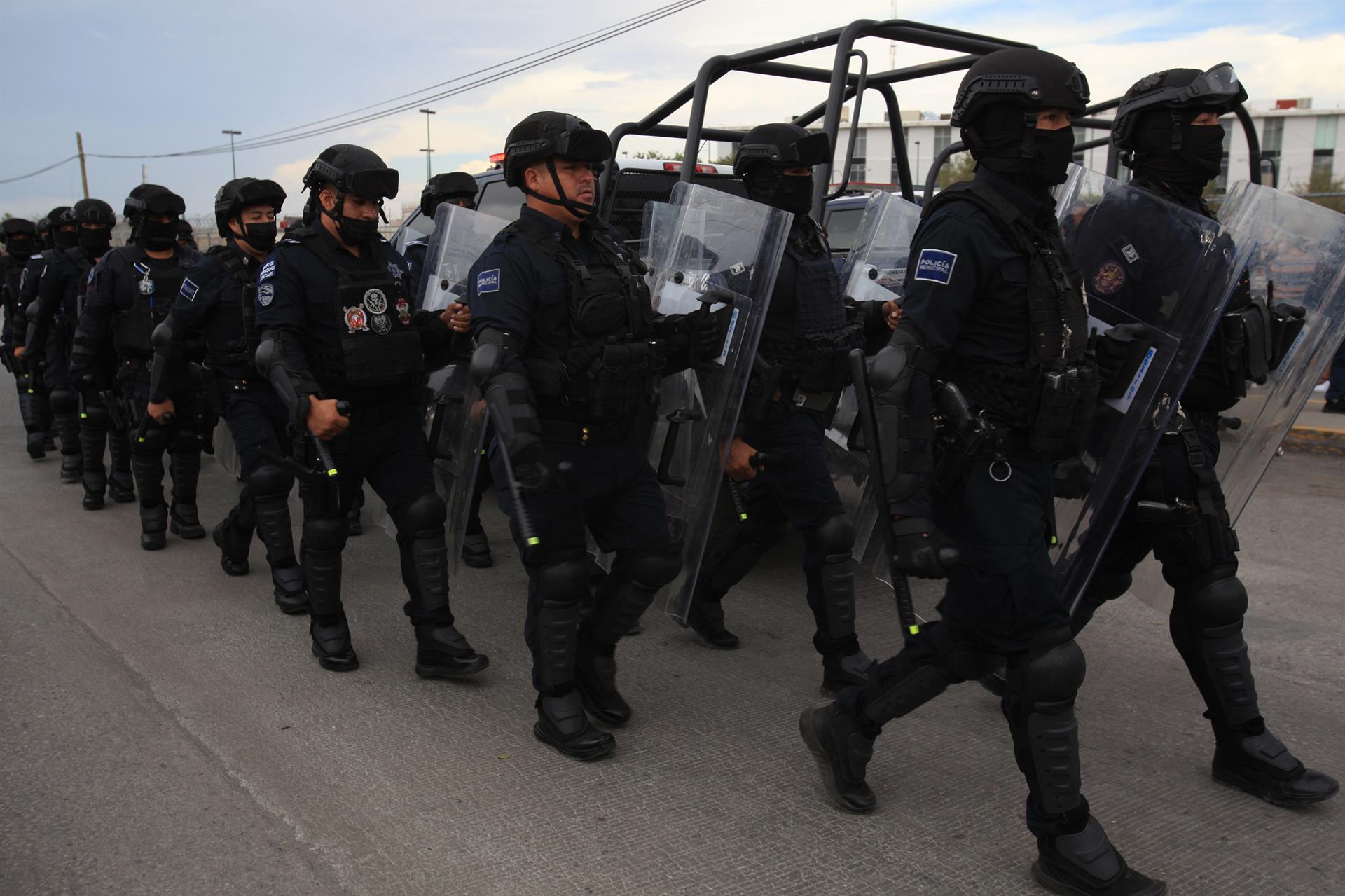 Integrantes de la Policía Municipal a su llagada hoy al Centro de Reinserción Social (Cereso) número 3, en Ciudad Juárez, estado de Chihuahua (México). EFE/Luis Torres
