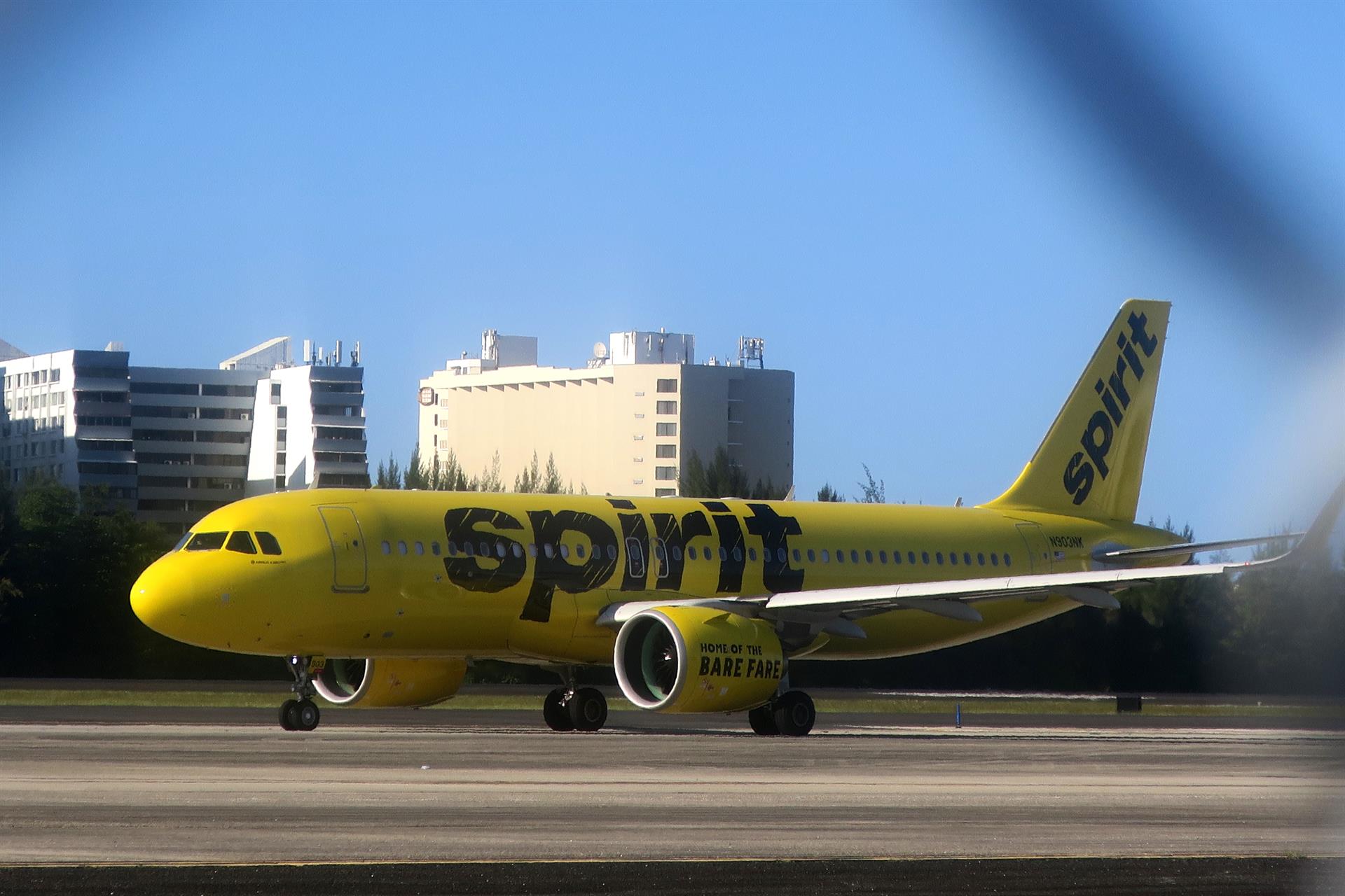 Un avión de la aerolínea Spirit parado este martes en el centro de la pista del aeropuerto internacional Luis Muñoz Marín en Carolina, cerca de San Juan (Puerto Rico). EFE/Jorge Muñiz
