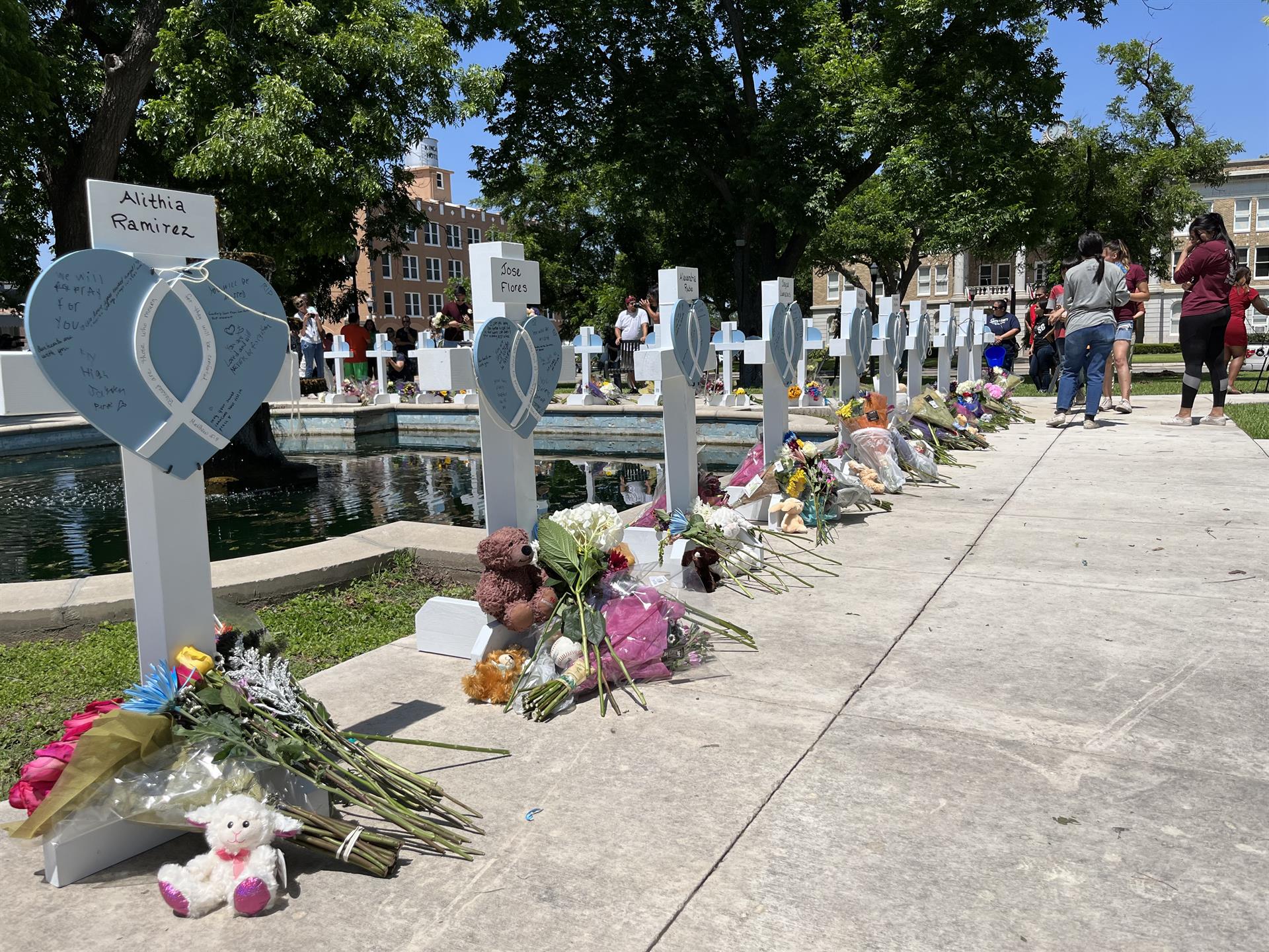 Personas visitan las cruces instaladas en memoria de las 21 víctimas asesinadas en la masacre de la escuela primaria Robb, en la plaza central de Uvalde, Texas (EE.UU). Imagen de archivo. EFE/Lucía Leal
