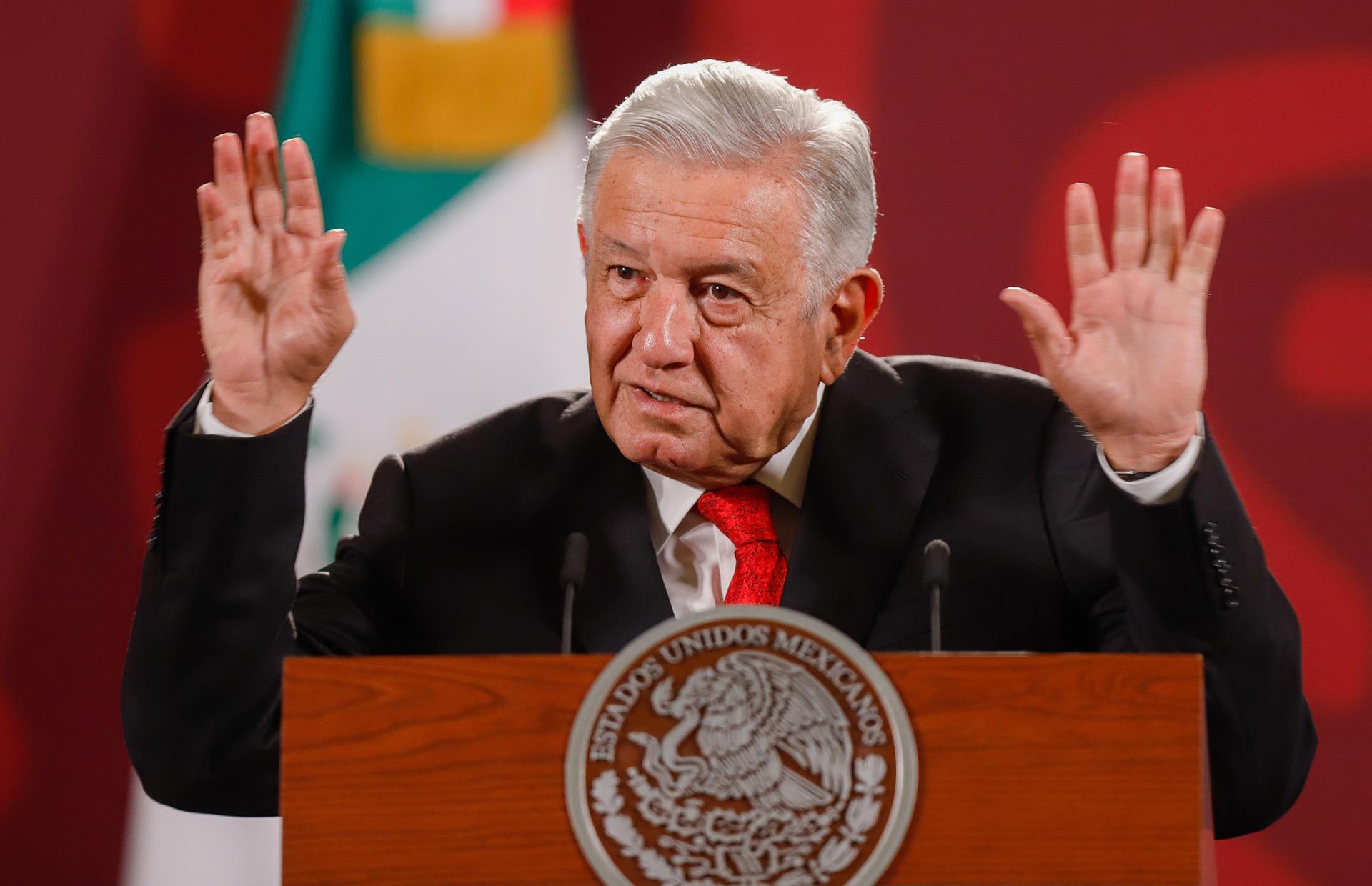 El presidente de México, Andrés Manuel López Obrador, participa durante su conferencia matutina hoy lunes, en el Palacio Nacional, en Ciudad de México (México). EFE/Isaac Esquivel
