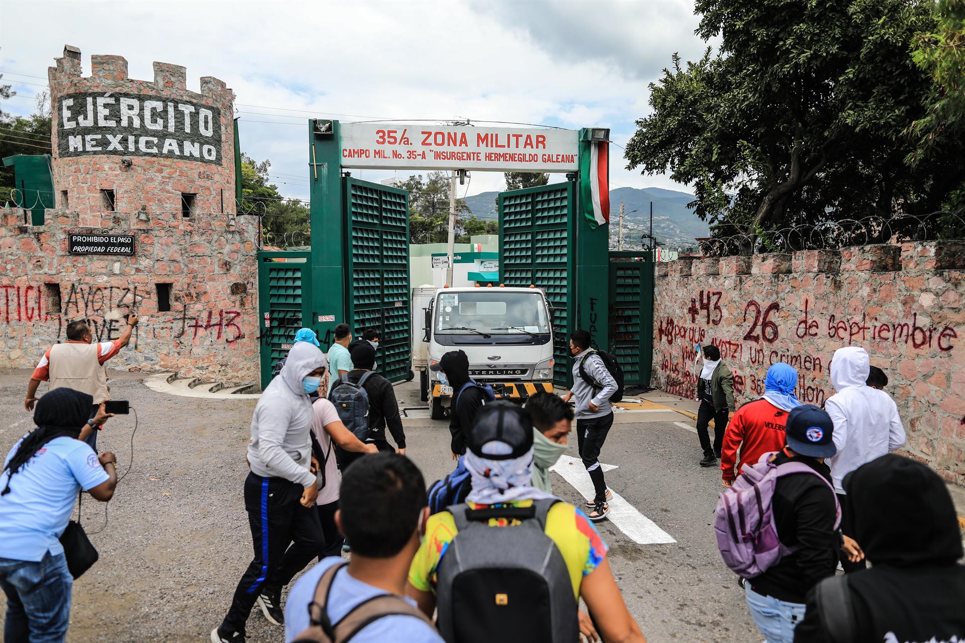 Varias personas vandalizan la 35 zona militar, el 13 de septiembre de 2022, en Chilpancingo (México). EFE/ David Guzmán

