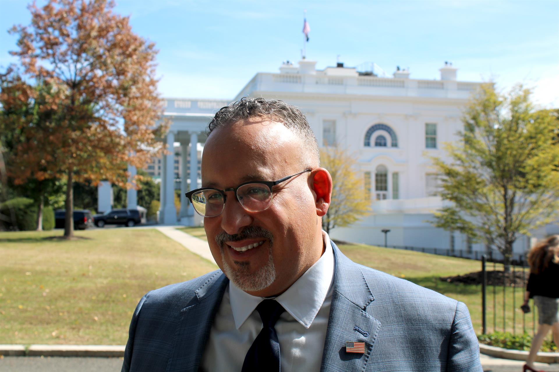 El ministro de Educación de Estados Unidos, Miguel Cardona, habla durante una entrevista con Efe, en la Casa Blanca, en Washington (Estados Unidos). EFE/ Octavio Guzmán
