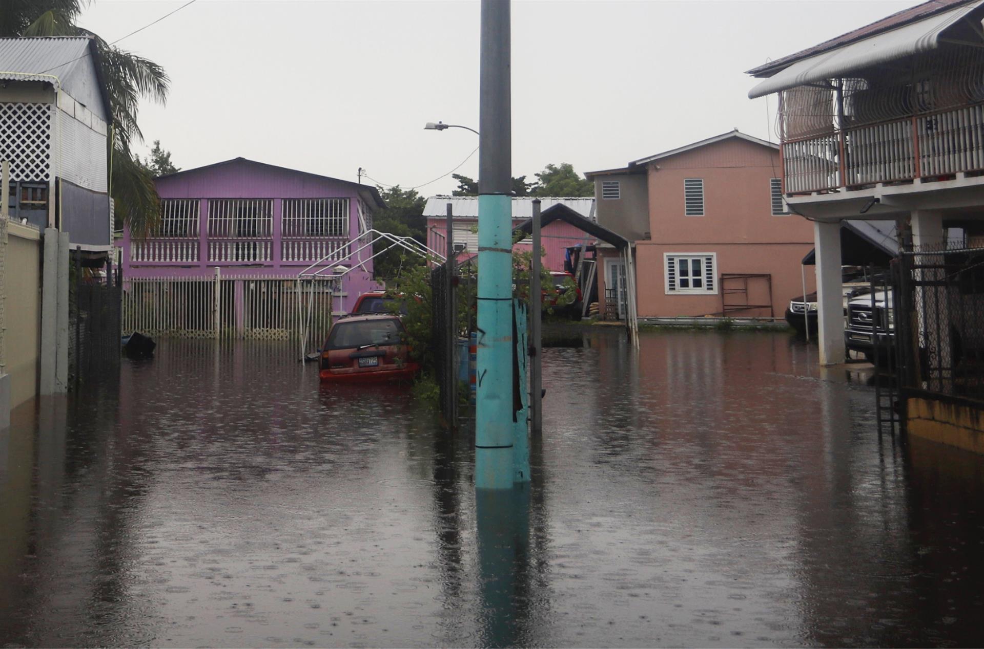 Fotografía de una calle inundada por el impacto del huracán Fiona en el barrio Juana Matos, en Cataño (Puerto Rico). EFE/Thais LLorca
