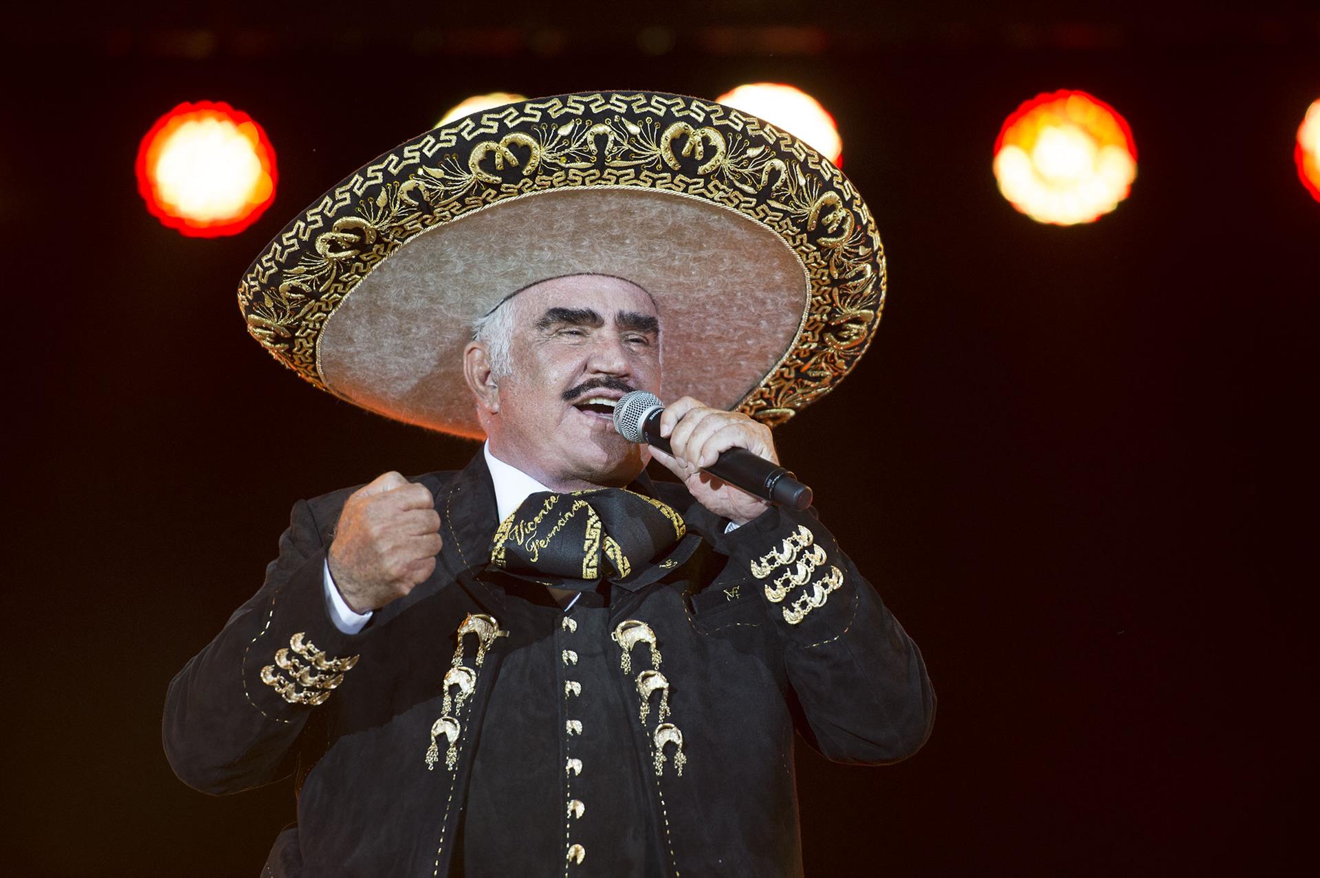 Fotografía de archivo del cantante mexicano Vicente Fernández durante un concierto en el Estadio Azteca. EFE/Fernando Aceves
