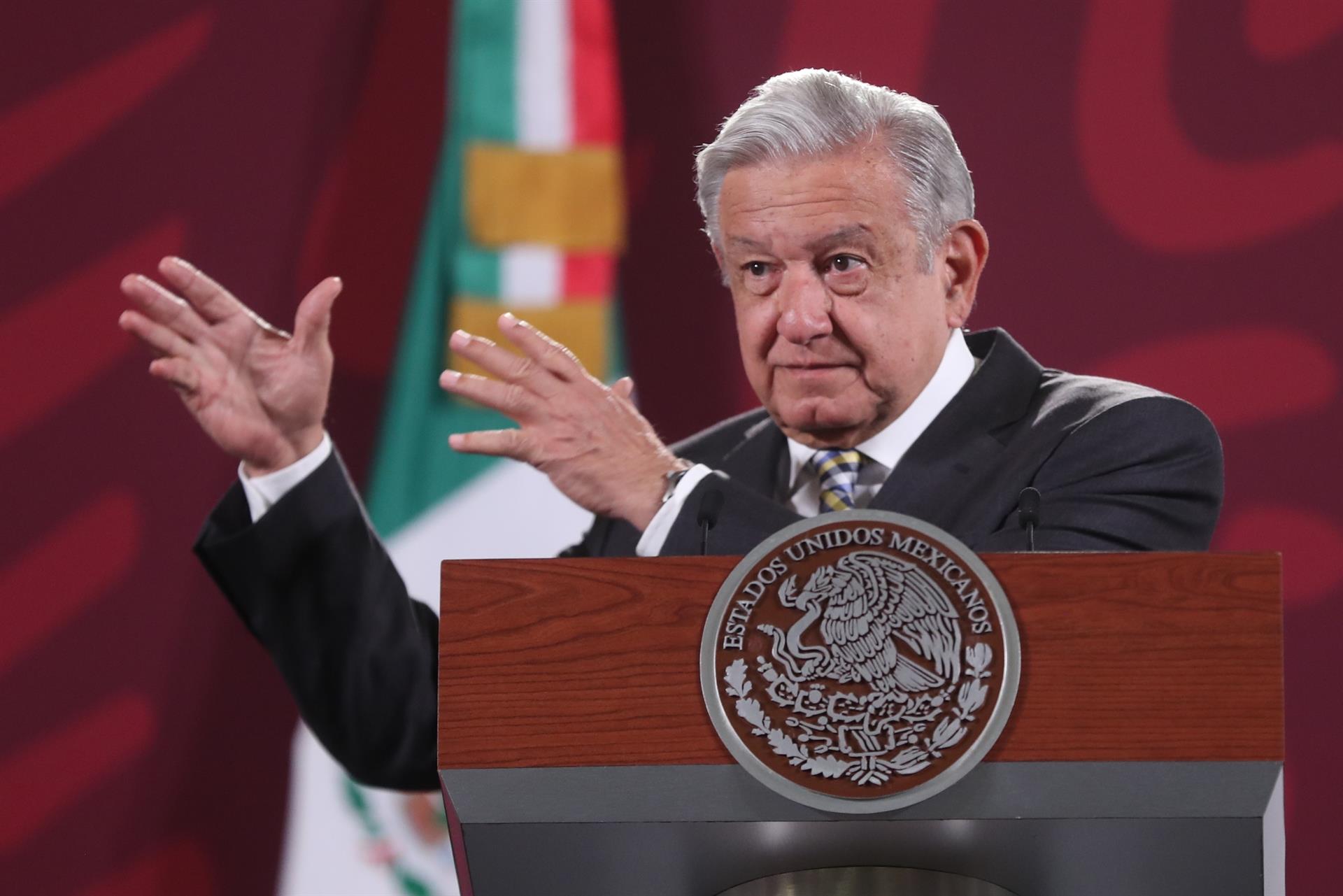 El presidente de México, Andrés Manuel López Obrador, participa hoy durante una rueda de prensa matutina en el Palacio Nacional, de la Ciudad de México (México). EFE/Sáshenka Gutiérrez
