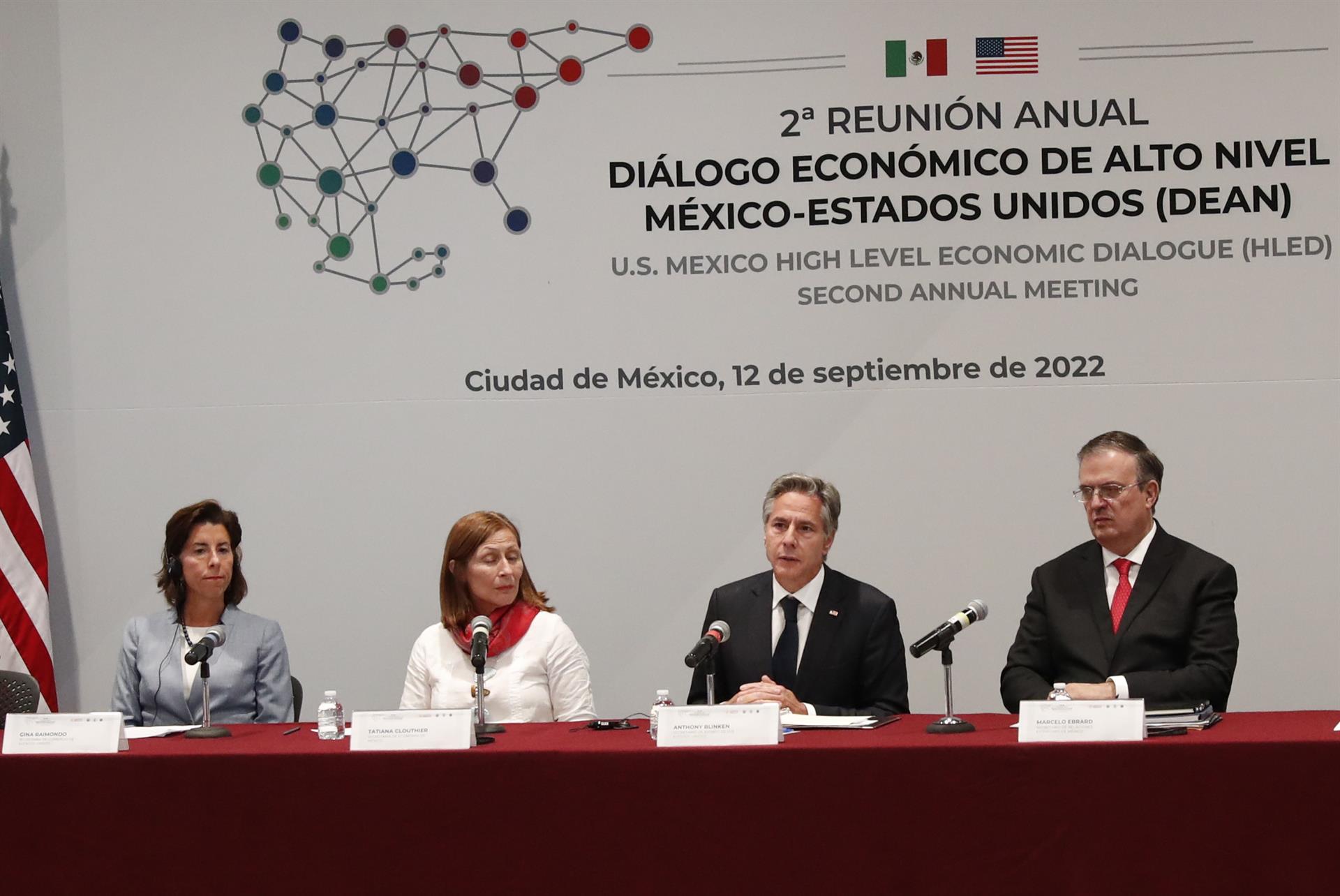 De izquierda a derecha, la secretaria de Comercio de EE.UU., Gina Raimondo; la secretaria mexicana de Economía, Tatiana Clouthier; el secretario de Estado de Estados Unidos, Antony Blinken, y el canciller mexicano, Marcelo Ebrard, participan de una conferencia de prensa al termino de la Segunda Reunión Anual diálogo Económico de alto nivel México-Estados Unidos (DEAN) en la Secretaría de Economía, en Ciudad de México (México). EFE/ José Méndez
