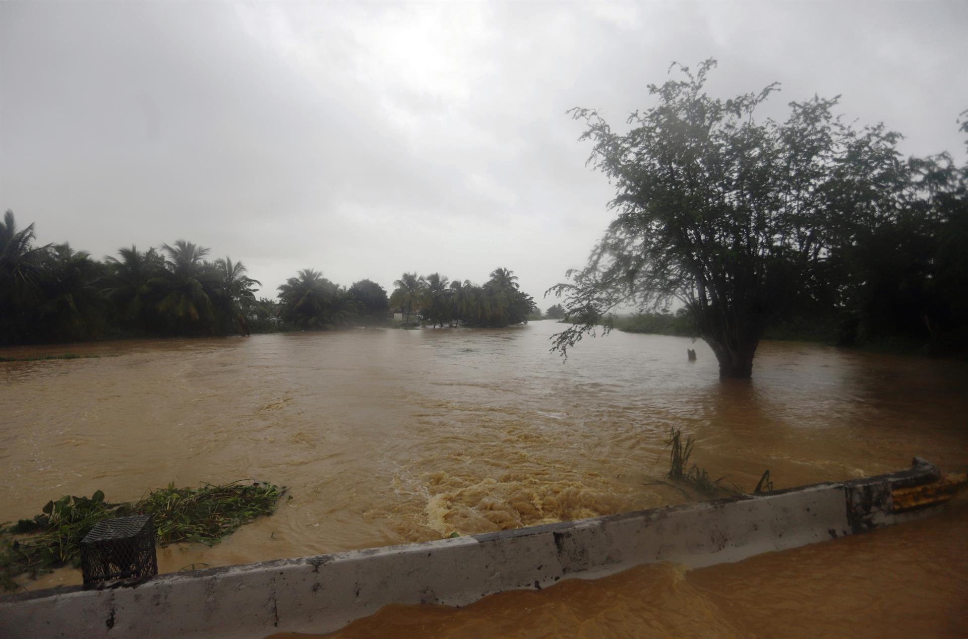 Fotografía de un río desbordado debido al impacto por el paso del huracán Fiona hoy, en Toa Baja (Puerto Rico). EFE/Thais LLorca
