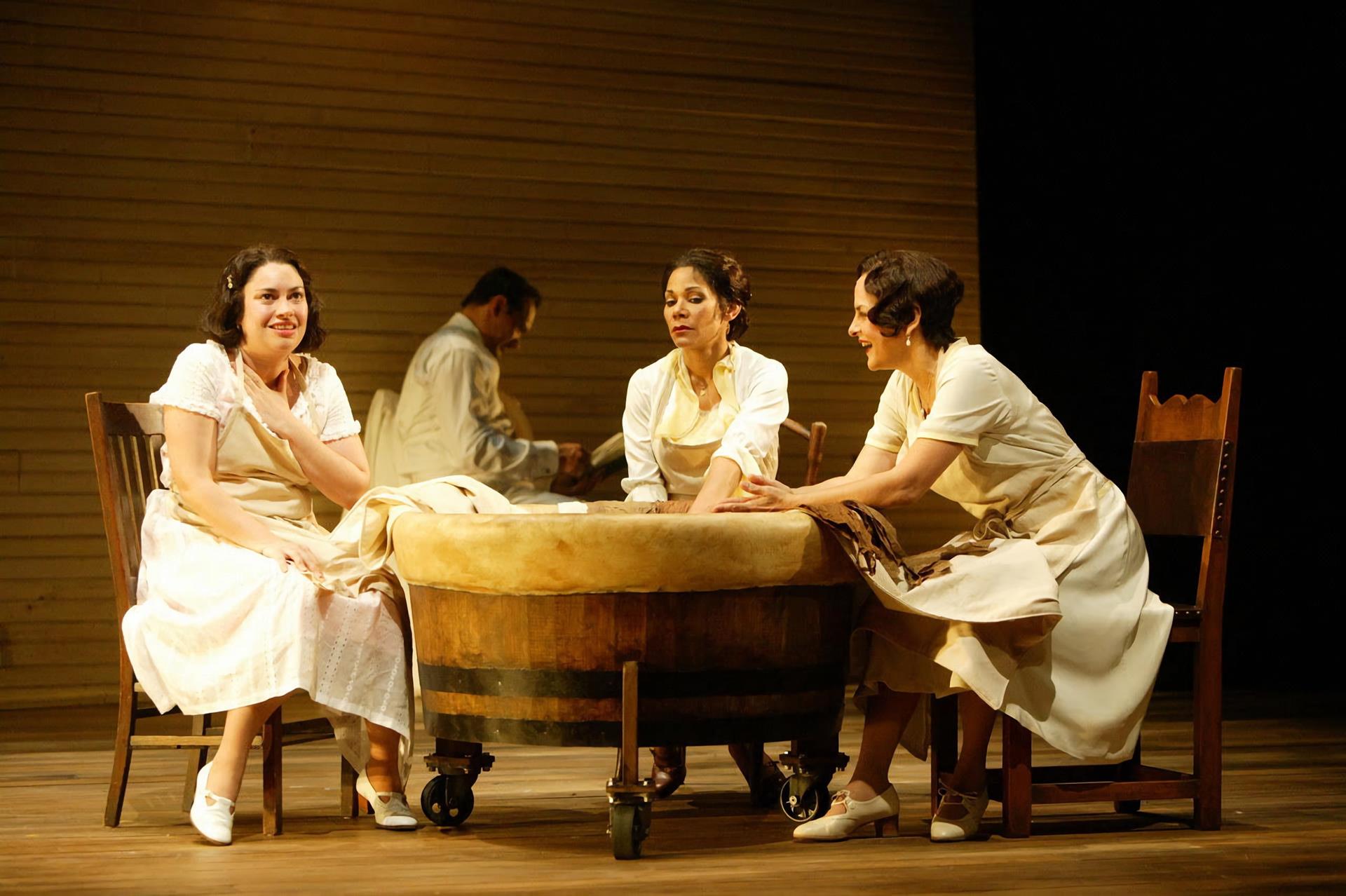 Fotografía cedida por el dramaturgo cubano-estadounidense Nilo Cruz donde se aprecia un momento de una representación en Broadway de su obra 