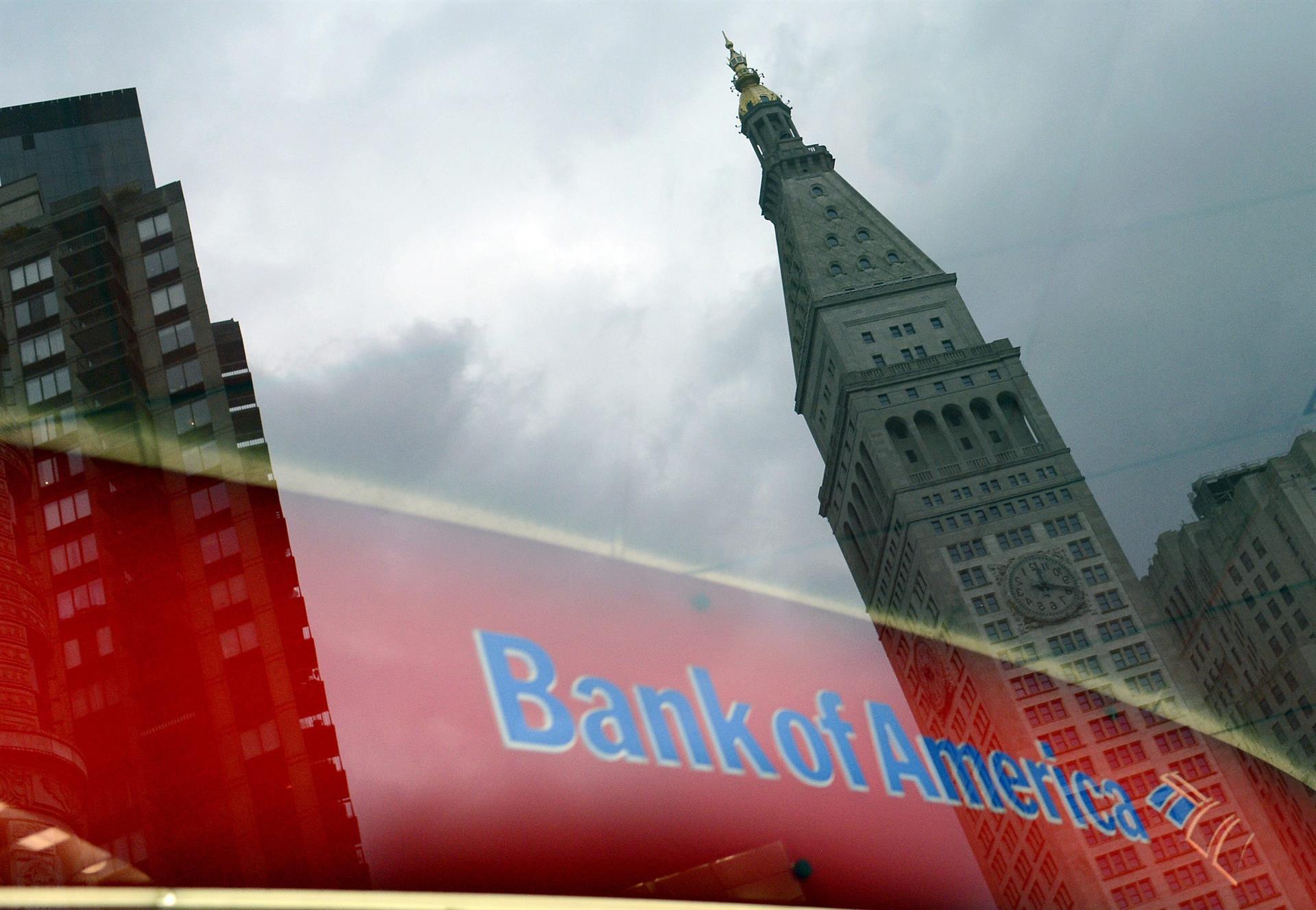 Fotografía de archivo que muestra el reflejo del logotipo del Bank of America en Nueva York, Estados Unidos. EFE/Andrew Gombert
