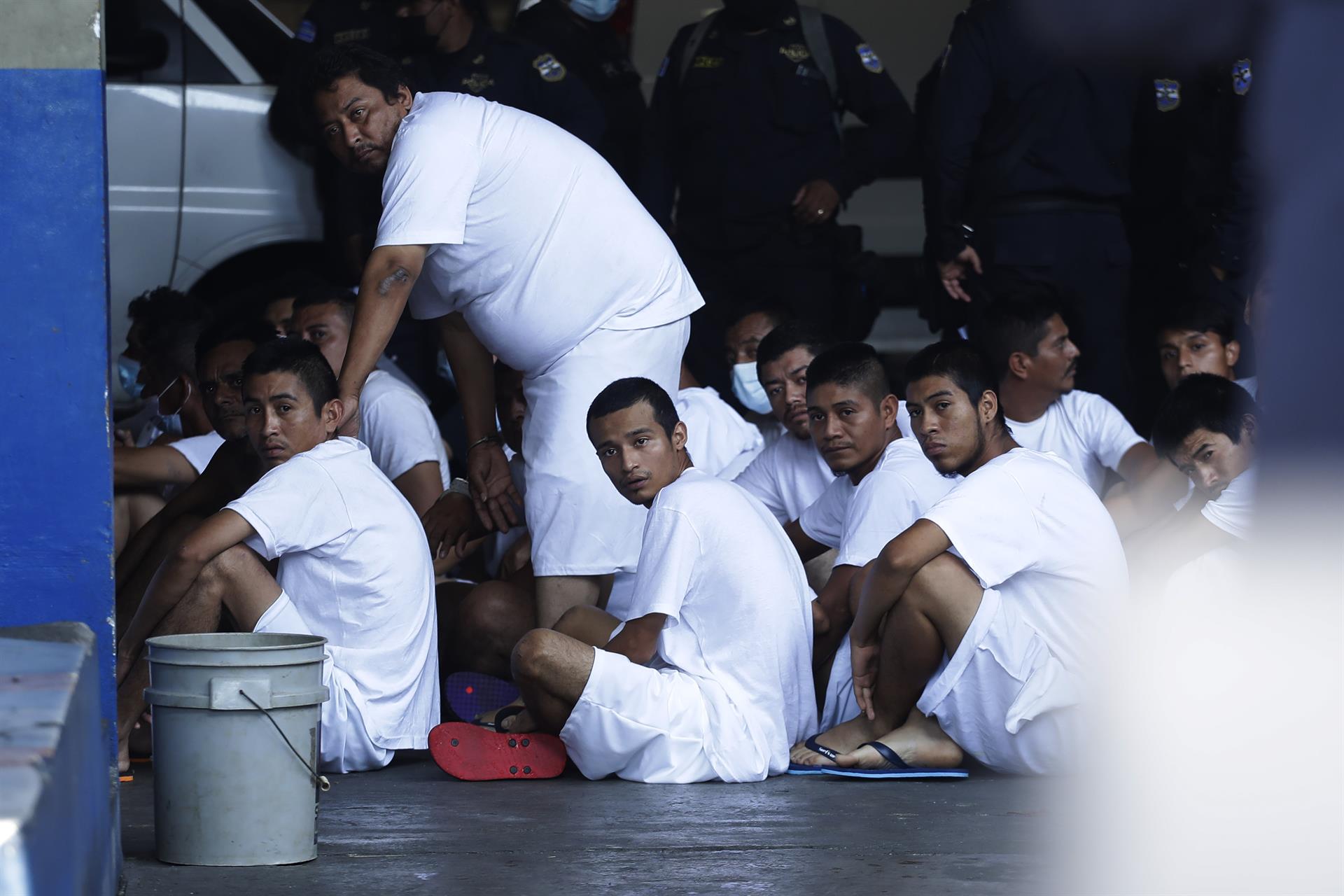 Más de 52.000 personas han sido detenidas desde que el Parlamento salvadoreño aprobara en marzo el estado de excepción, extendido hasta en seis ocasiones, como parte de la guerra del Gobierno contra la violencia de las pandillas. Imagen de archivo. EFE/ Rodrigo Sura
