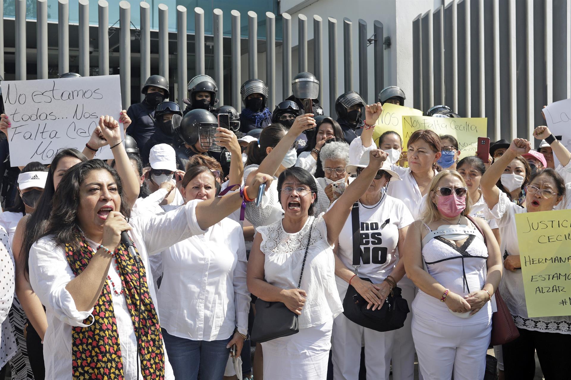 Colectivos feministas y mujeres protestan al exterior de la Fiscalía General del Estado (FGE), para exigir justicia por el asesinato de la activista y abogada Cecilia Monzón, en el estado de Puebla (México). Imagen de archivo. EFE/Hilda Ríos
