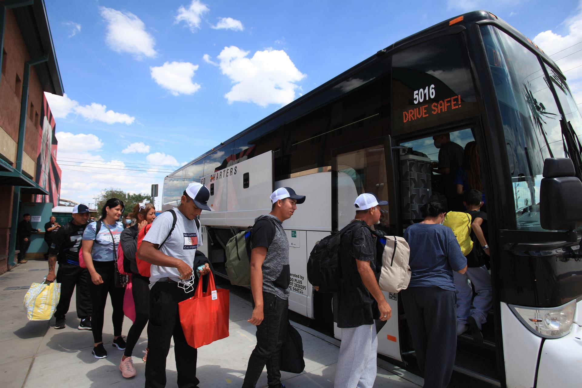 Migrantes de diversas nacionalidades abordan un autobús para ser trasladados a otros estados de la unión americana en ciudad Juárez en Chihuahua (México). EFE/Luis Torres
