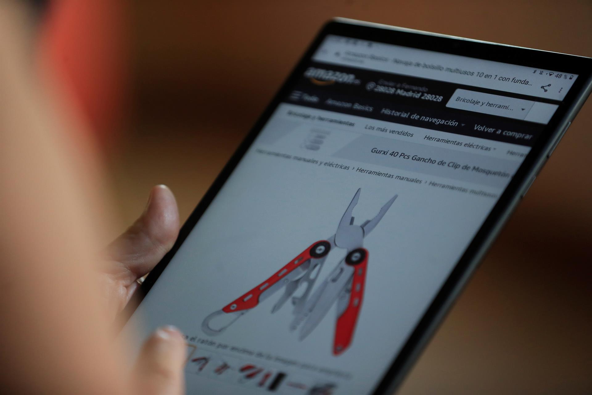 Un hombre utiliza su tableta digital para hacer las compras a través de la compañía estadounidense de comercio electrónico, amazon.com. Imagen de archivo. EFE/ Fernando Alvarado
