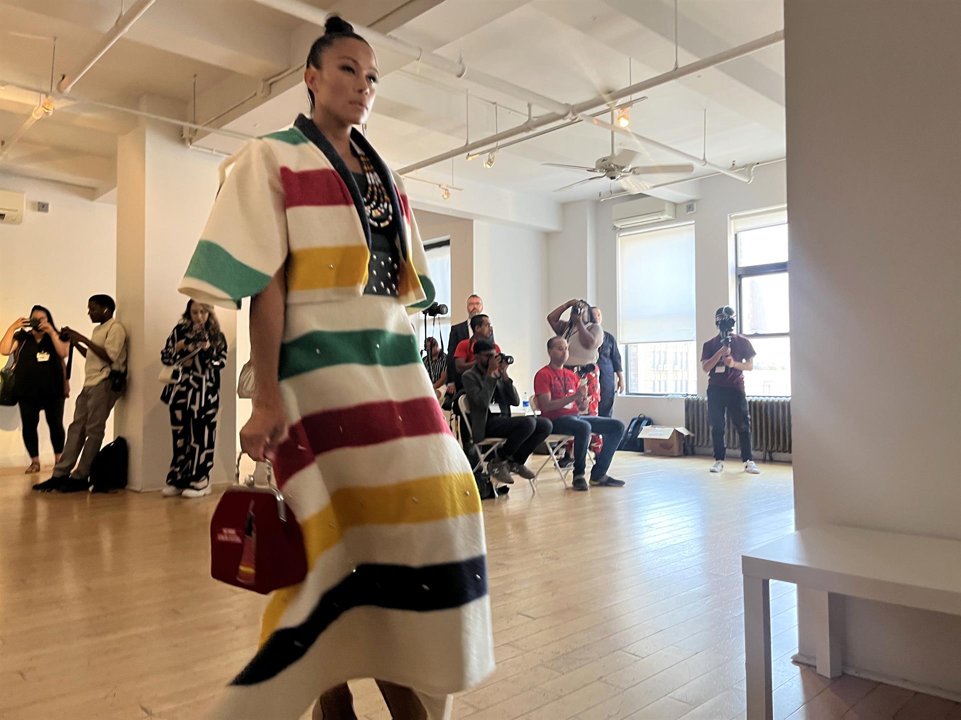 Una modelo desfila con una creación de la indígena Stephanie Crowchild/Eagletail, procedente de la tribu Tsuu T'ina en Alberta (Canadá), durante la pasarela independiente de Rise NY hoy, en Nueva York (EEUU). EFE/ Nora Quintanilla
