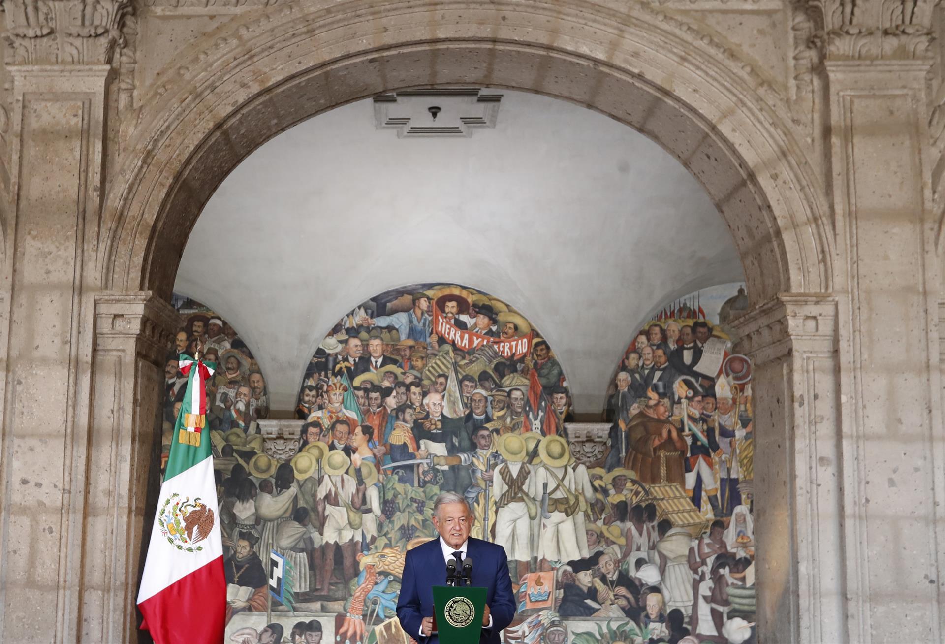 El presidente de México, Andrés Manuel López Obrador, habla durante su cuarto informe anual de Gobierno hoy, en el Palacio Nacional, en Ciudad de México (México). EFE/ Mario Guzmán
