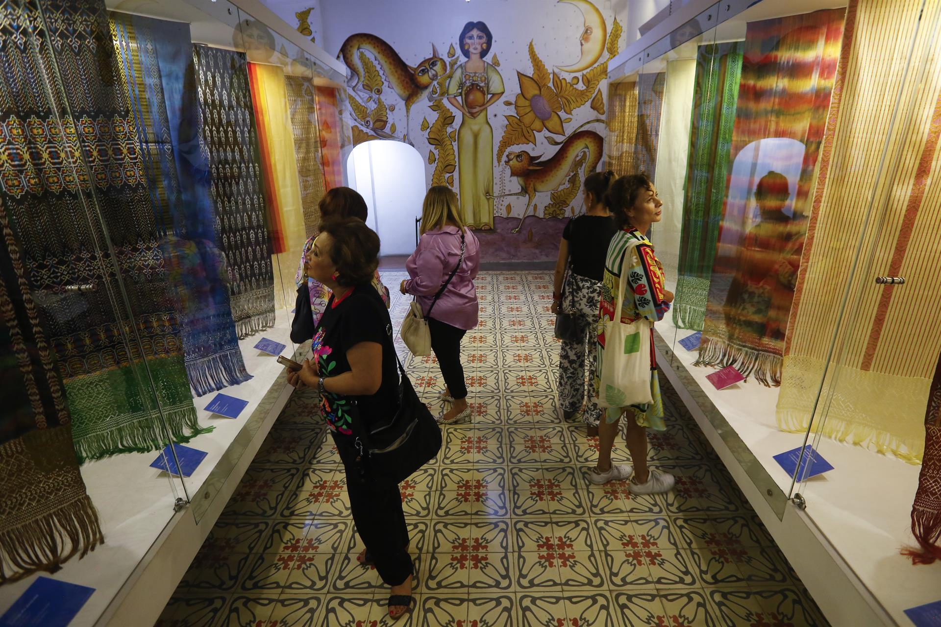 Personas observan la exhibición de rebozos dentro del Museo de Artes Populares, el 15 de septiembre de 2022 en la ciudad Guadalajara, en Jalisco (México). EFE/ Francisco Guasco

