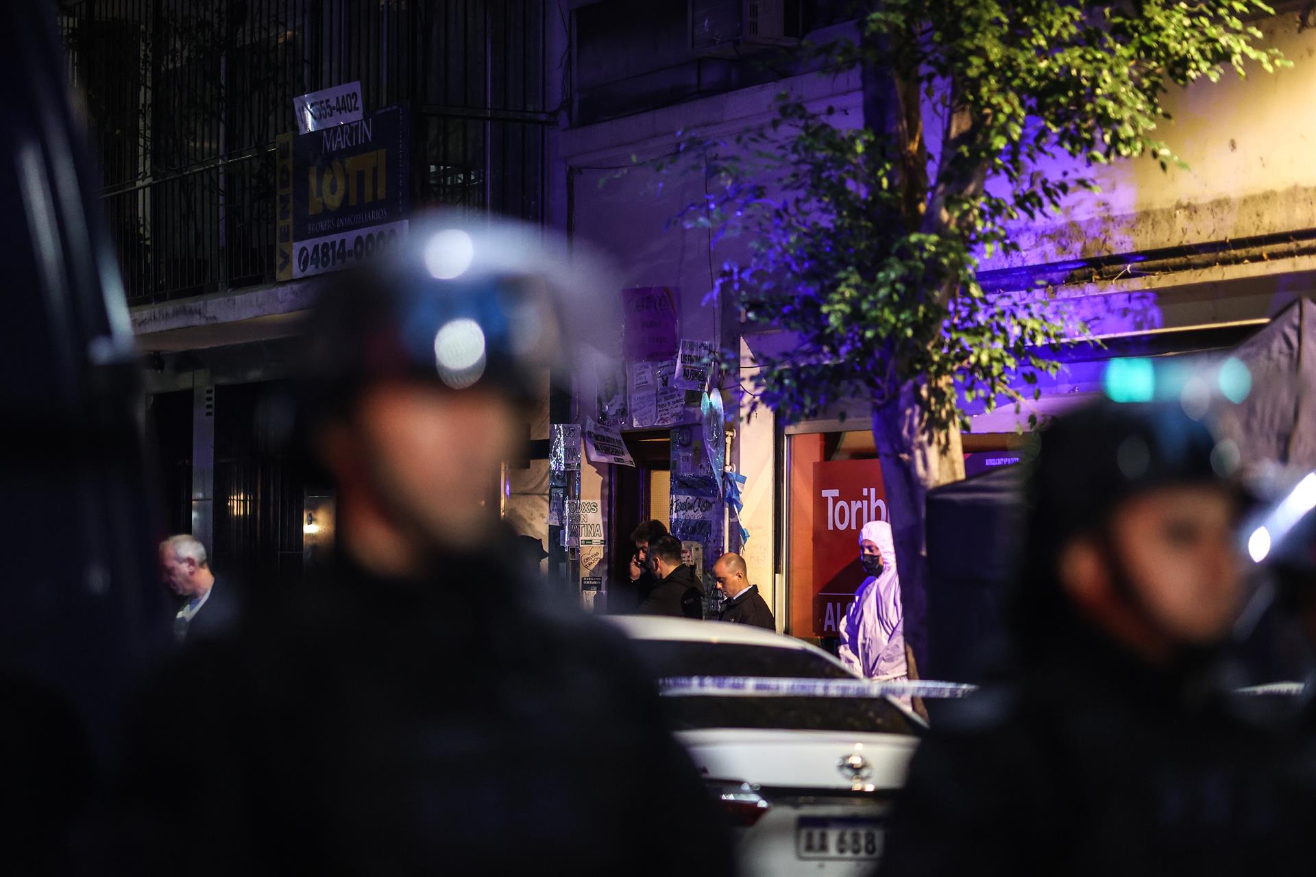 Policías prestan guardia en los alrededores del domicilio de la vicepresidenta argentina, Cristina Fernández de Kirchner hoy, en Buenos Aires (Argentina). EFE/ Juan Ignacio Roncoroni
